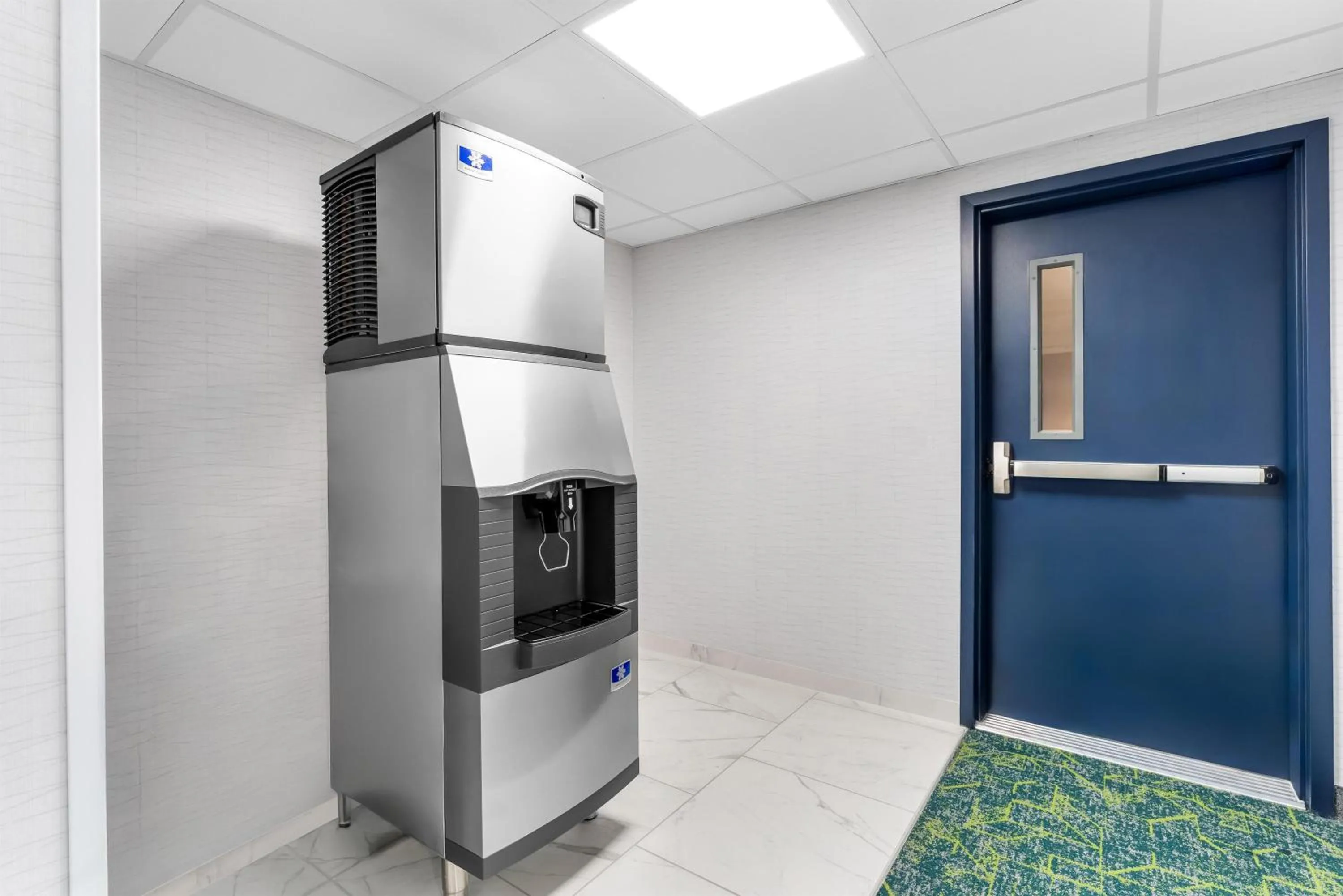 Dining area in Spark by Hilton Essex Junction