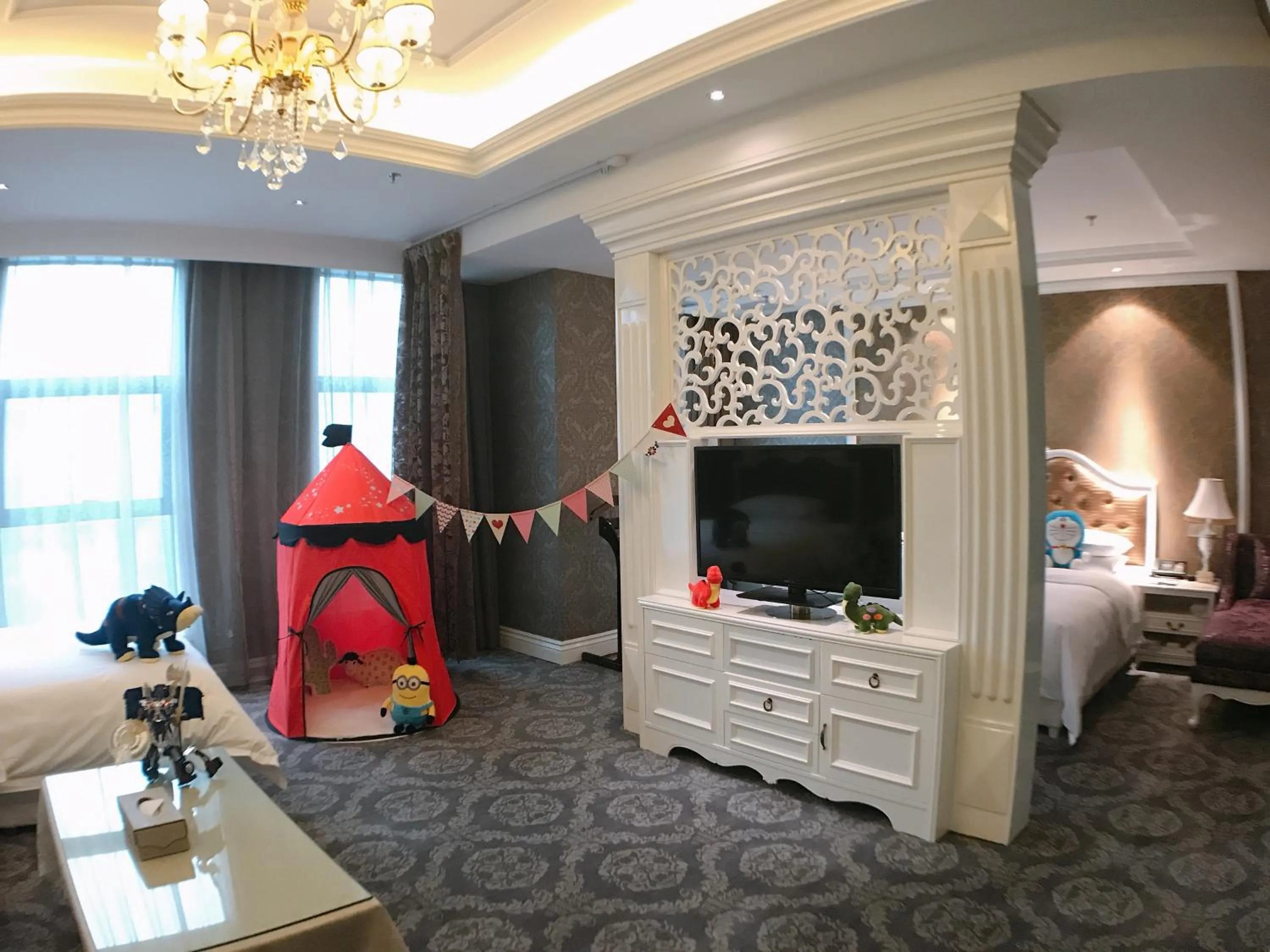 Communal lounge/ TV room in Huachen International Hotel