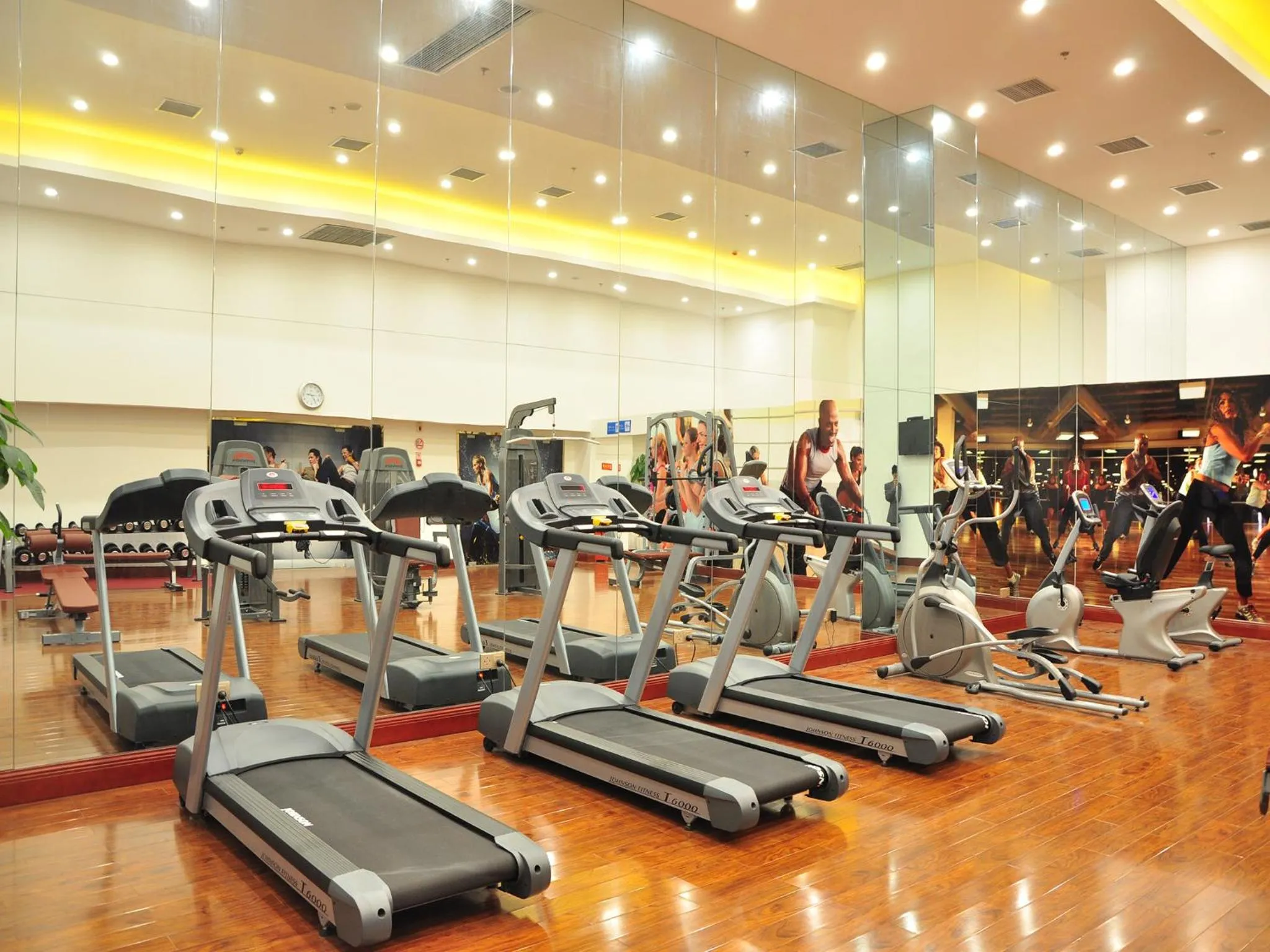 Fitness centre/facilities in Huachen International Hotel