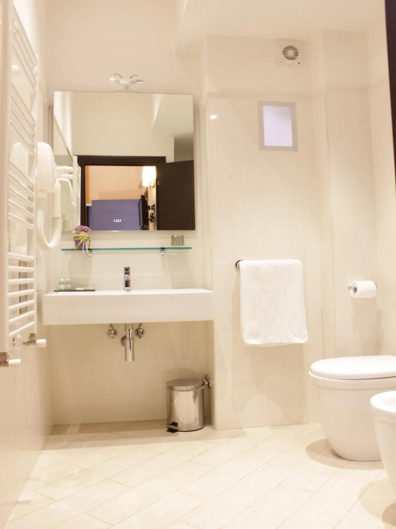 Bathroom in Candia Inn Vatican