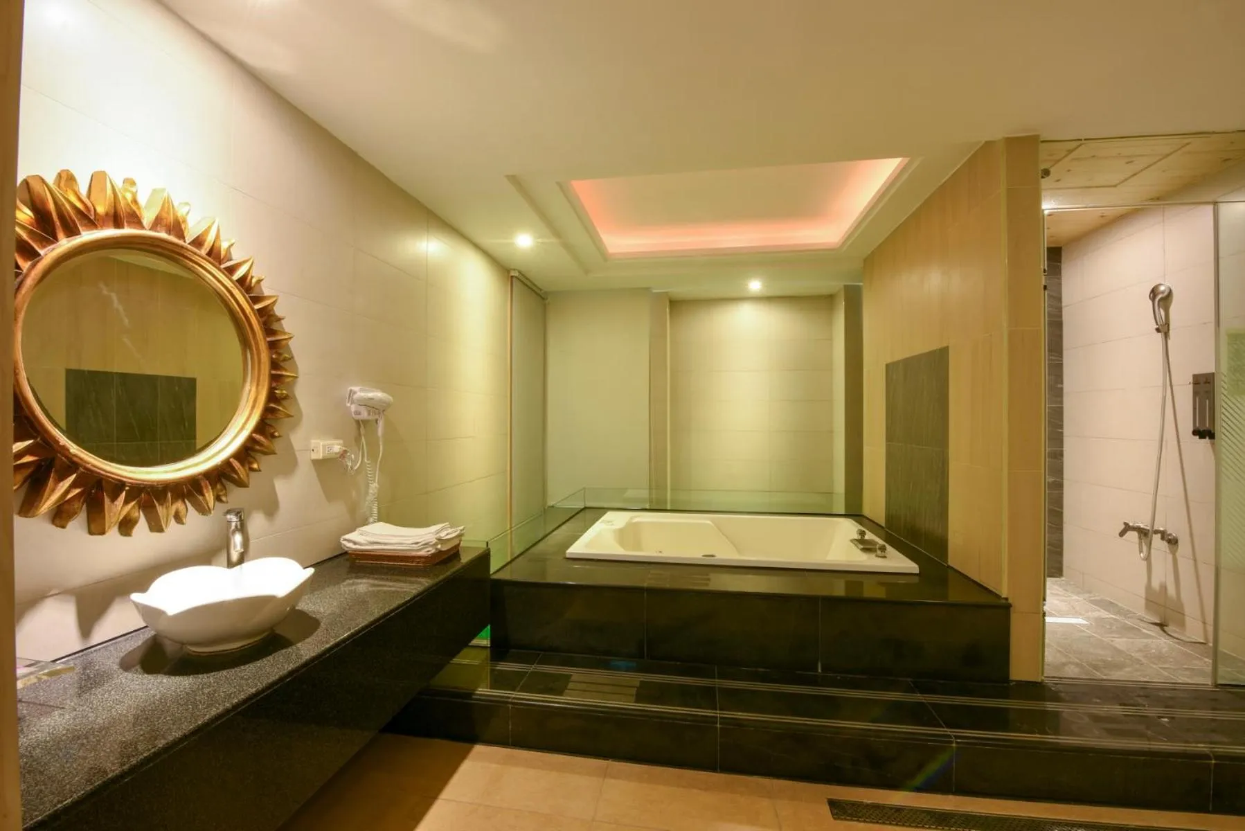 Hot Tub, Bed in Belle Song Motel