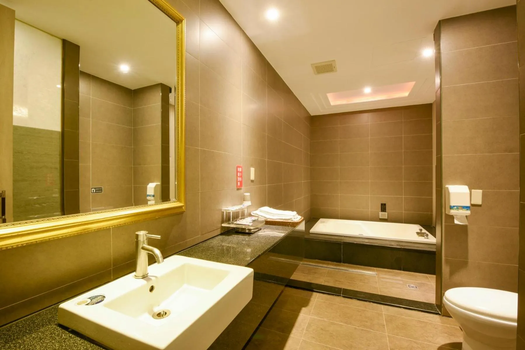 Shower, Bed in Belle Song Motel