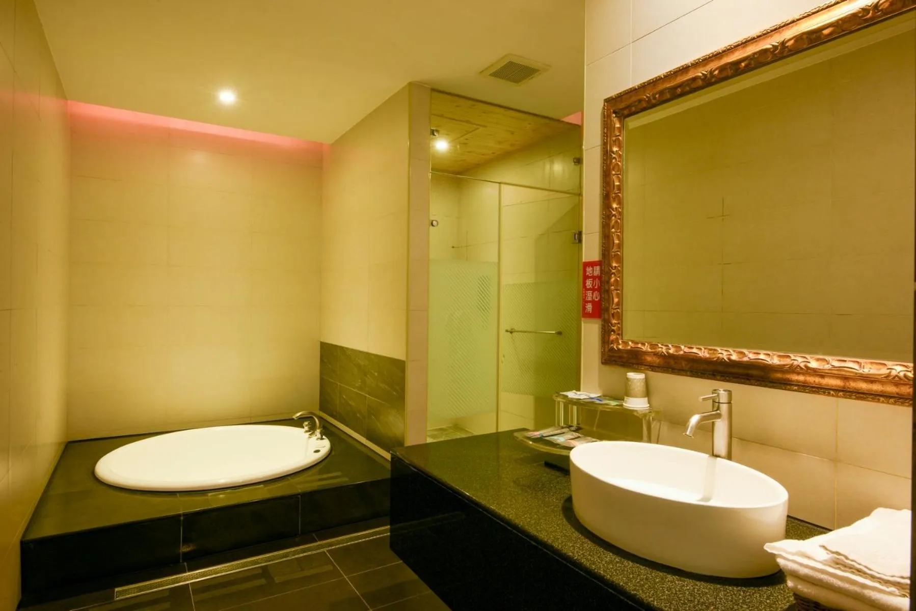 Shower in Belle Song Motel