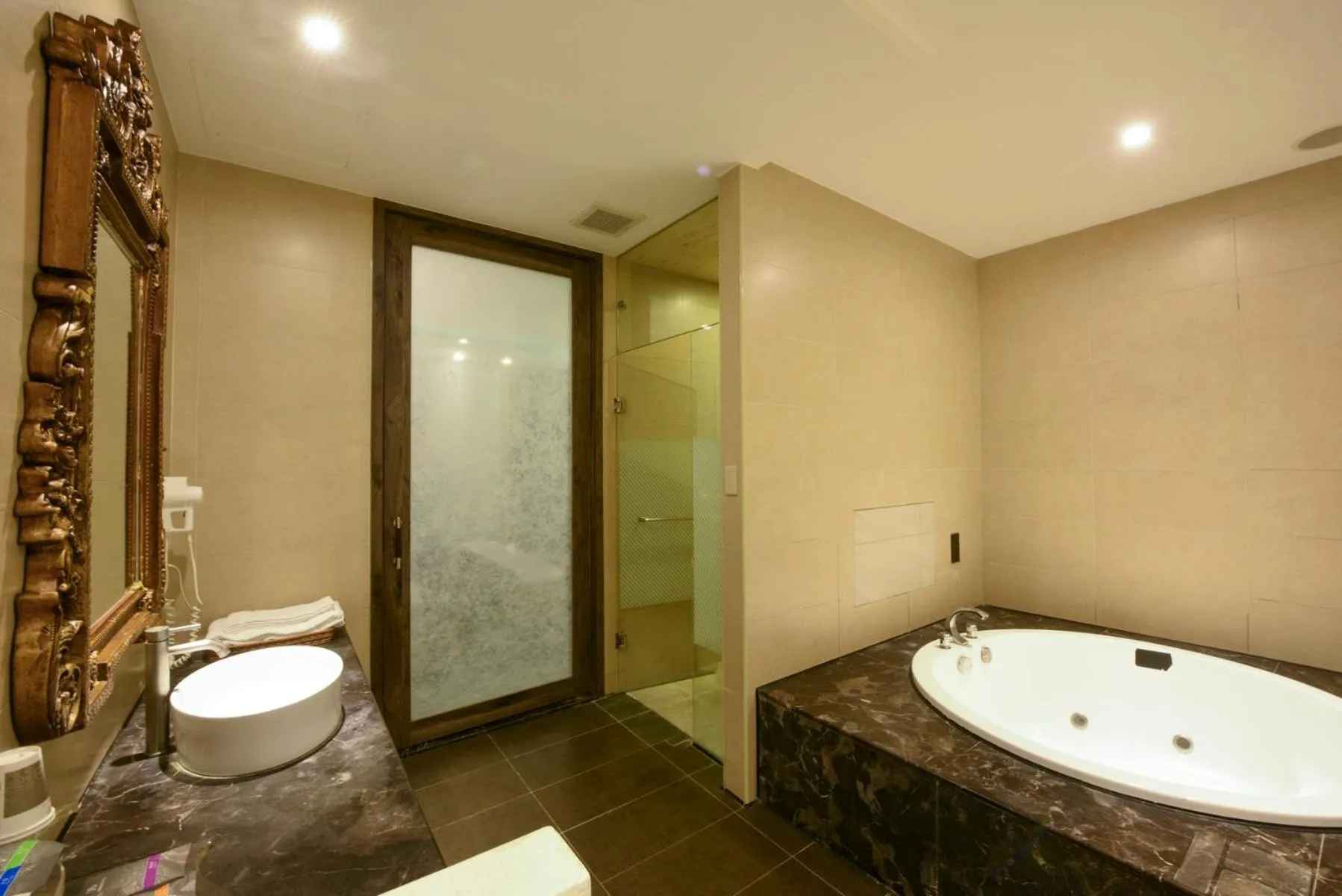 Toilet in Belle Song Motel