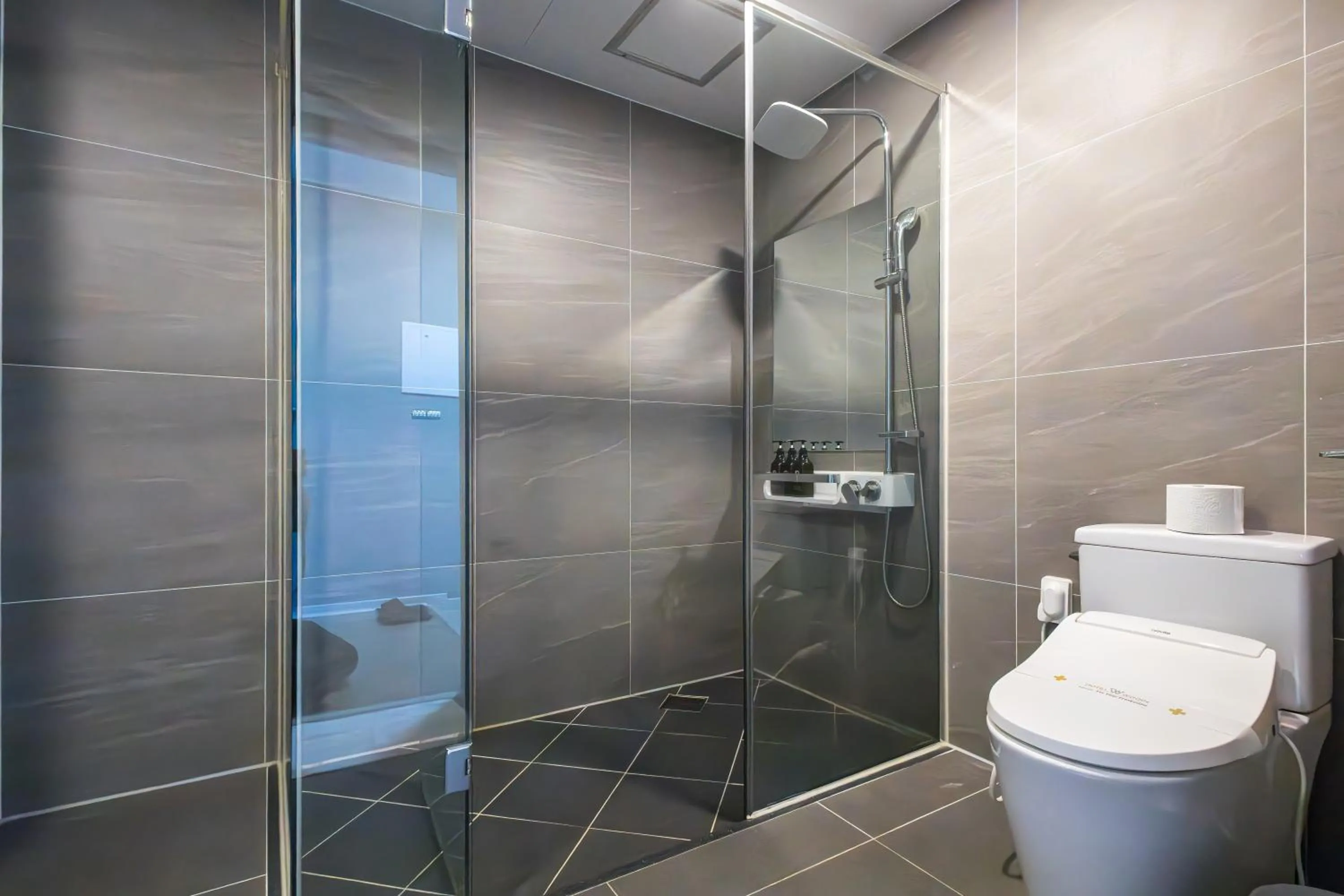 Shower in Hotel Wooin