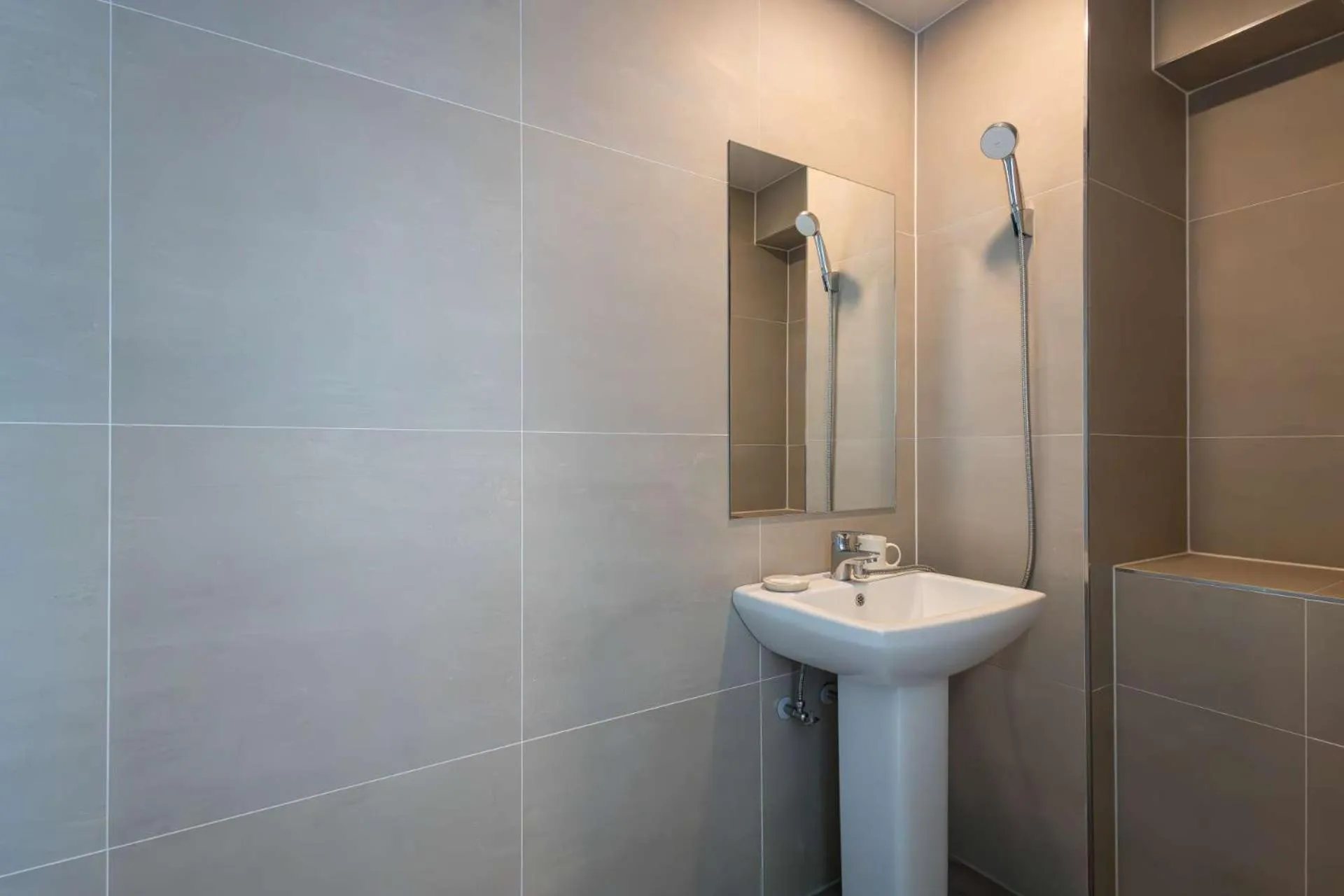 Shower in Hotel Wooin