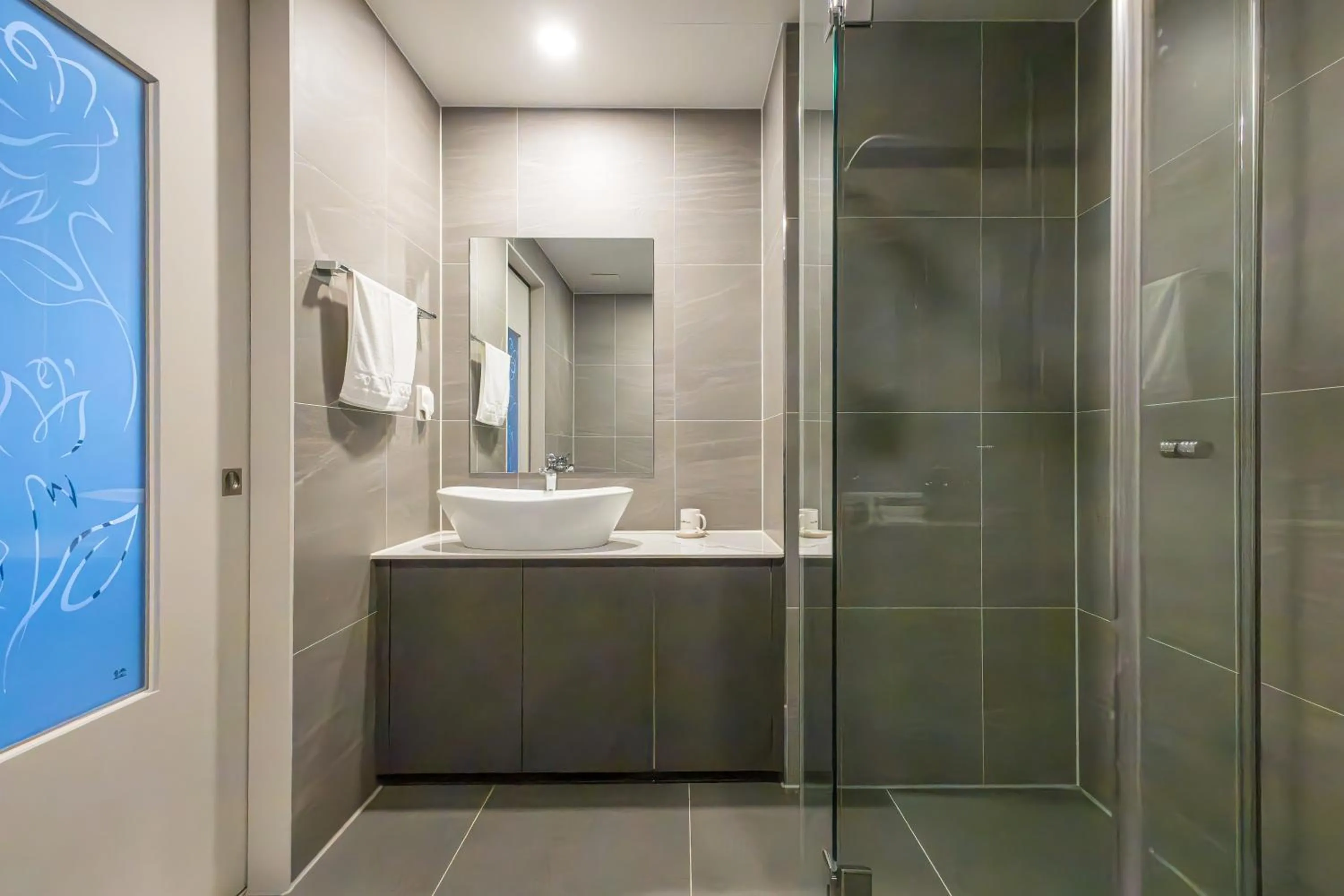 Shower in Hotel Wooin