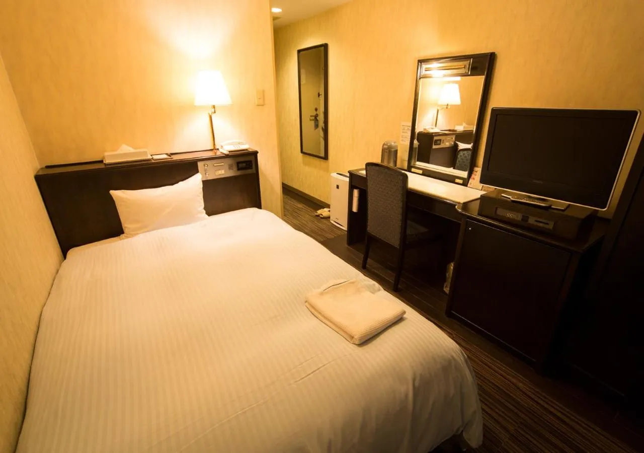 Bedroom, Bed in Hotel Claiton Esaka