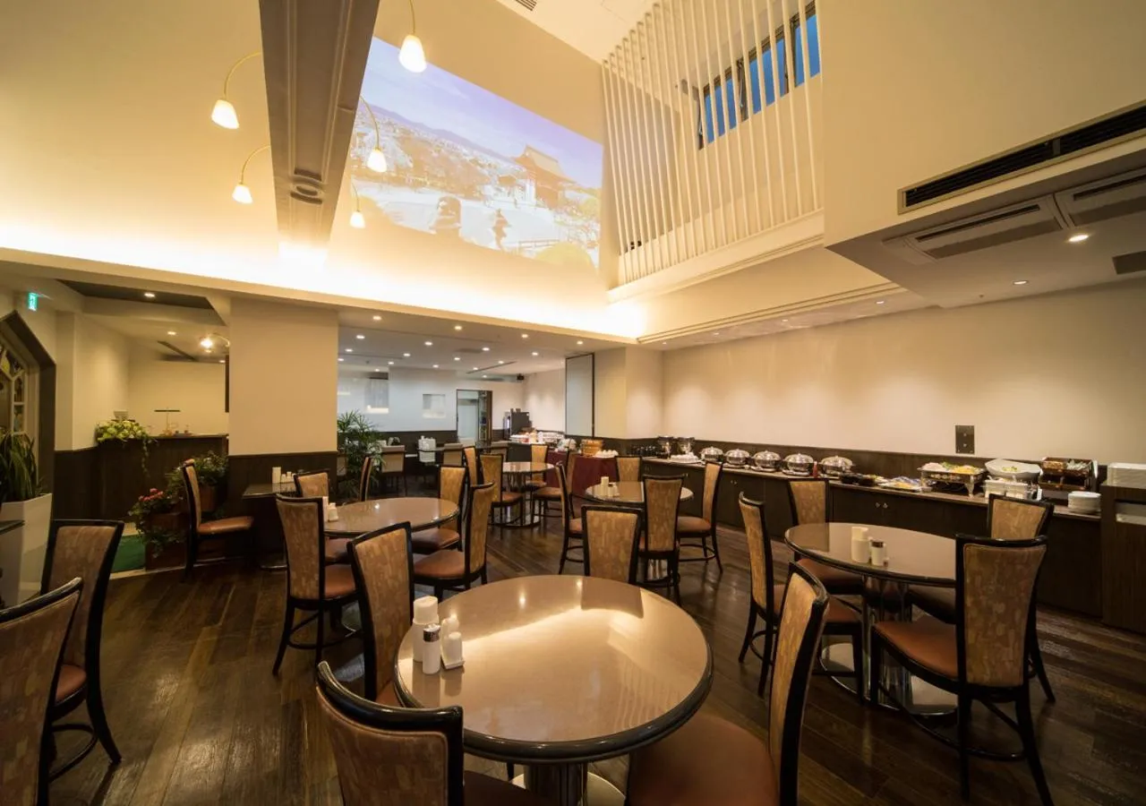 Restaurant/places to eat in Hotel Claiton Esaka