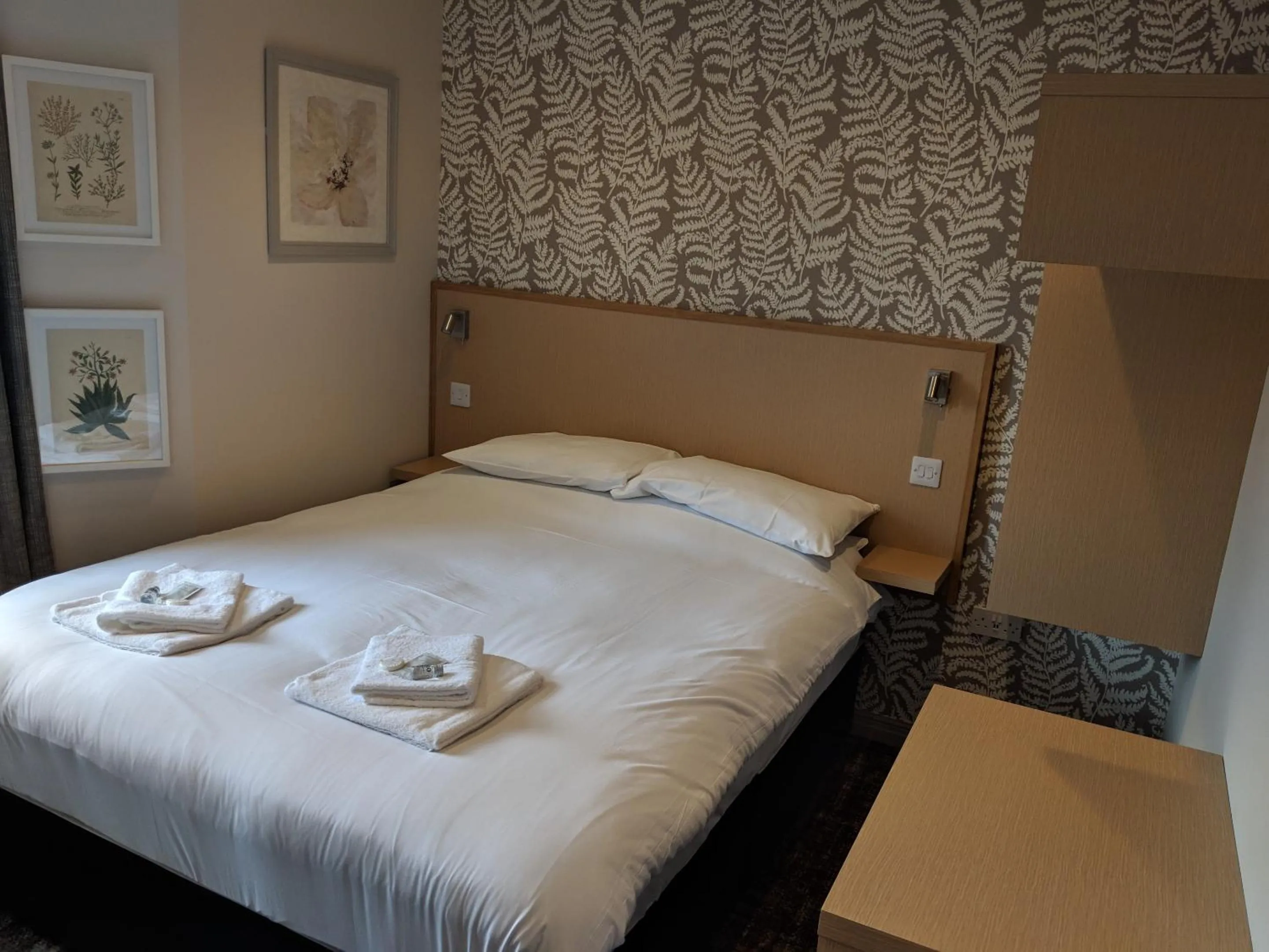 Bathroom, Bed in The Queens Head