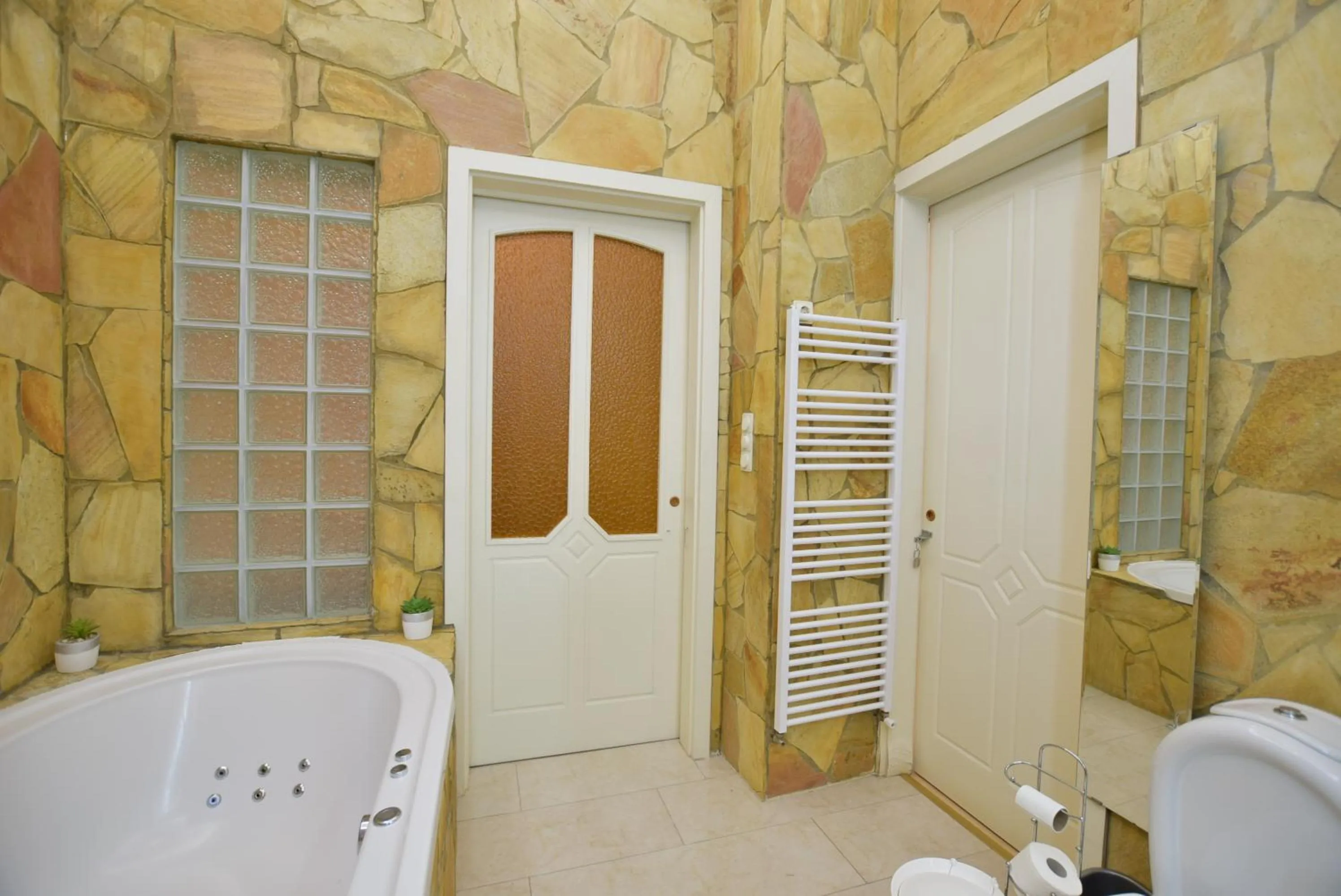 Toilet in Ultra Central Apartment at Synagogue