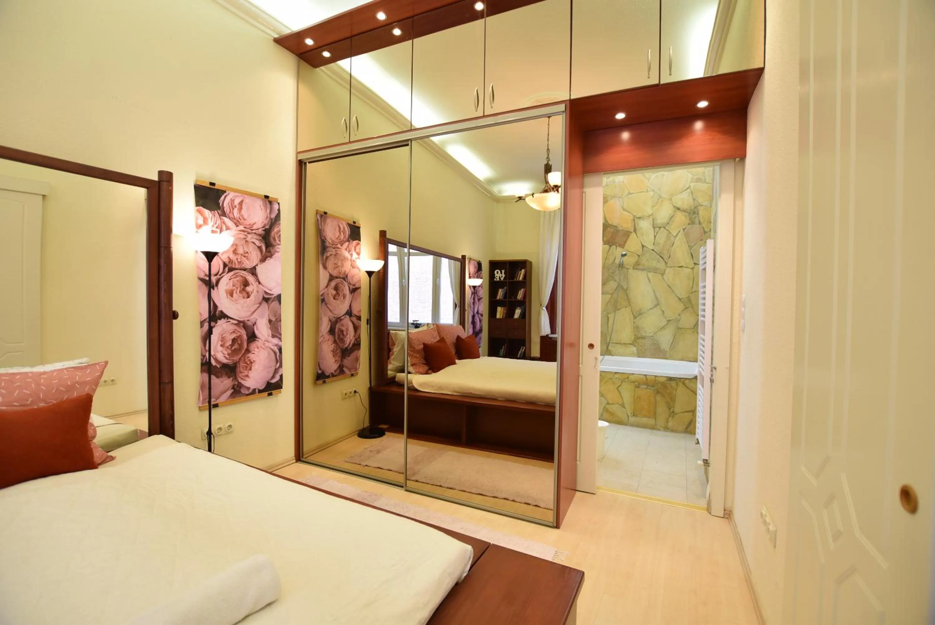 Bed in Ultra Central Apartment at Synagogue