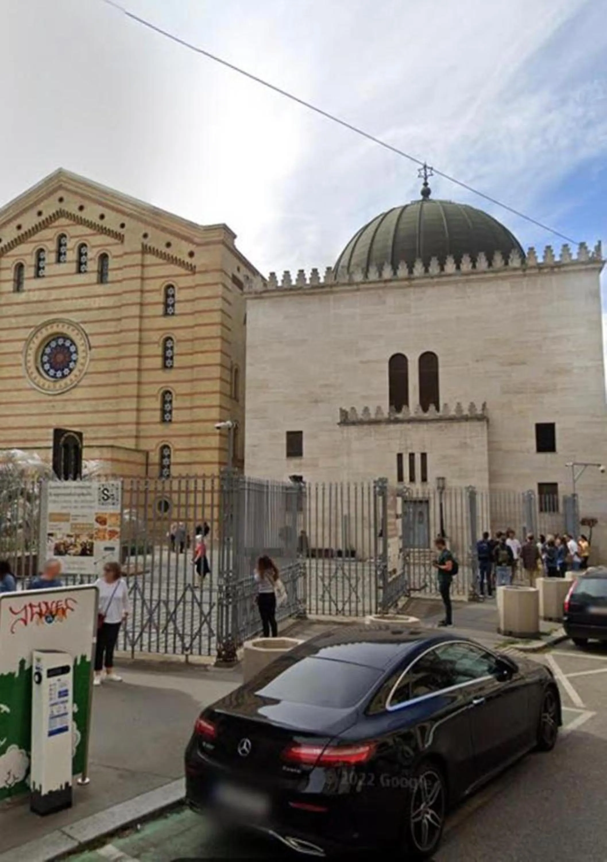 Day in Ultra Central Apartment at Synagogue
