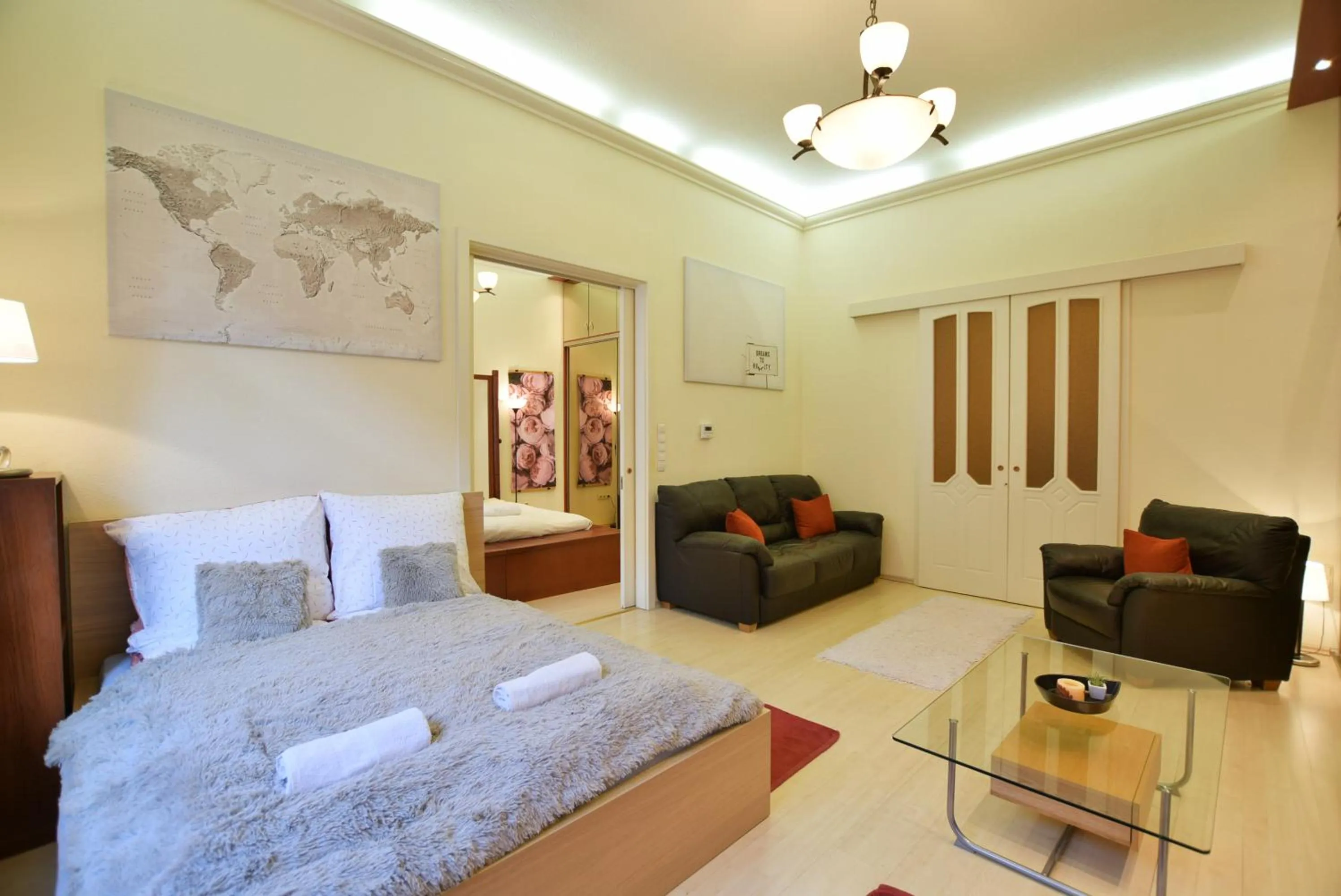 Bed in Ultra Central Apartment at Synagogue