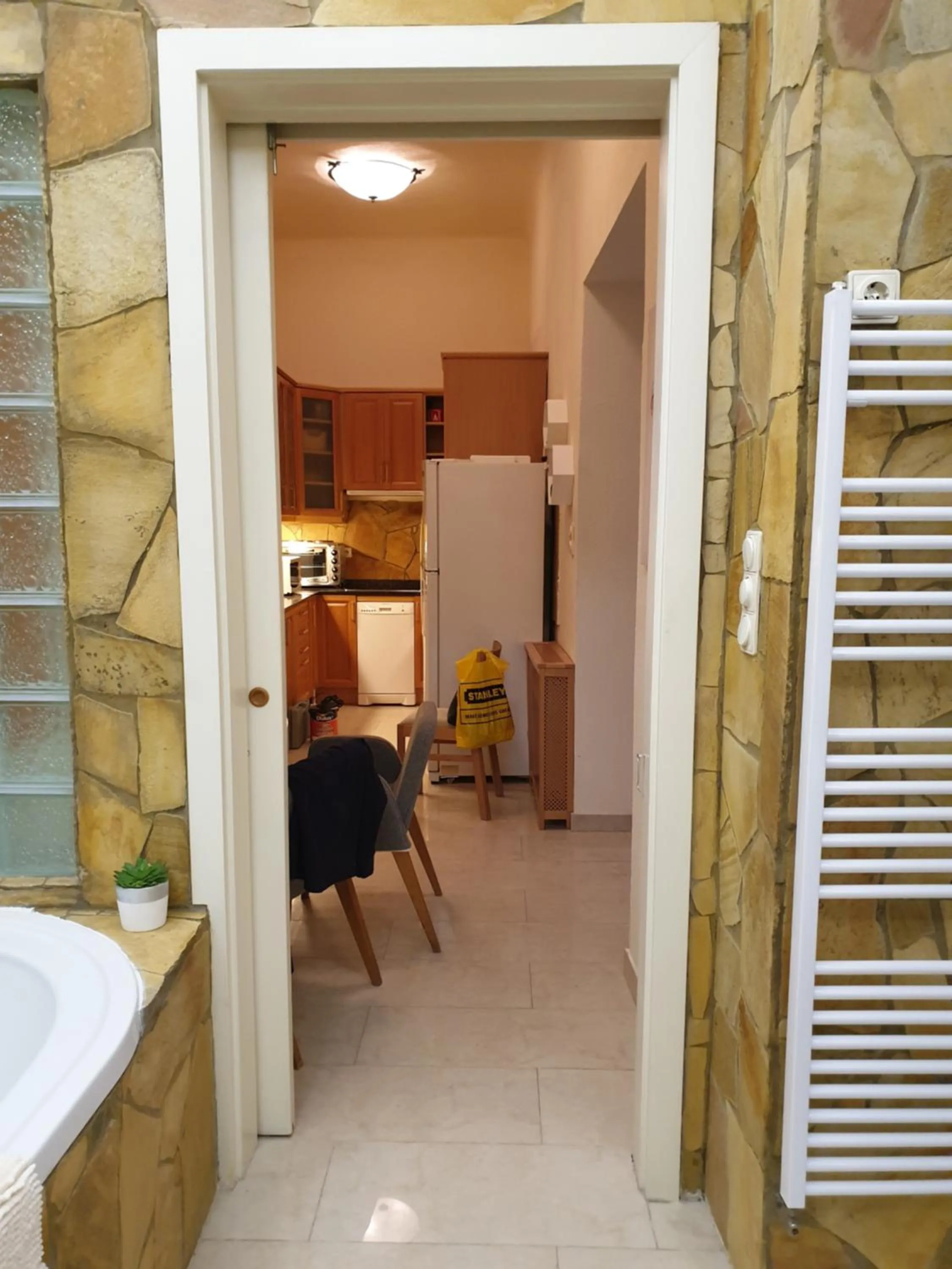 Kitchen or kitchenette in Ultra Central Apartment at Synagogue