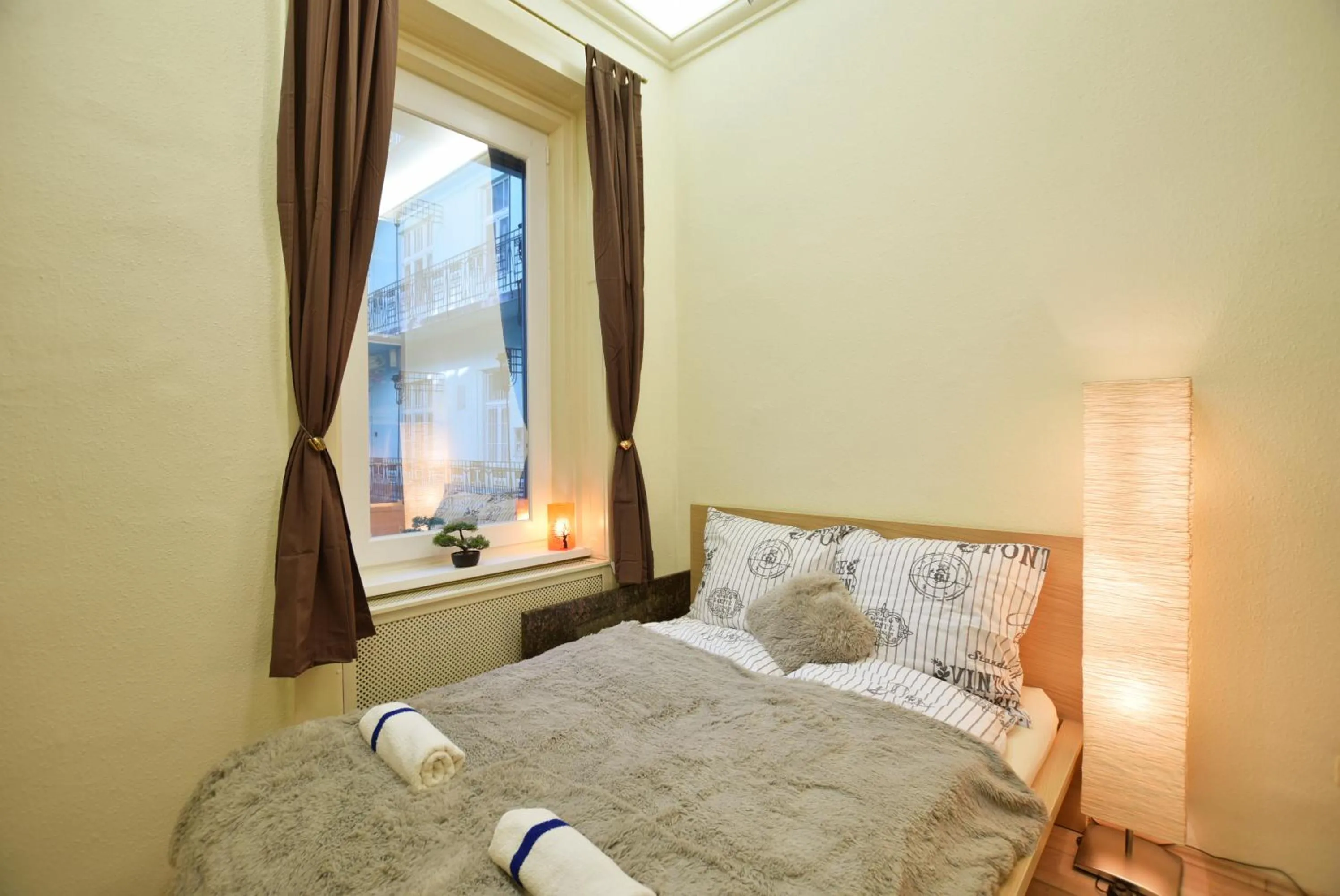 Bed in Ultra Central Apartment at Synagogue