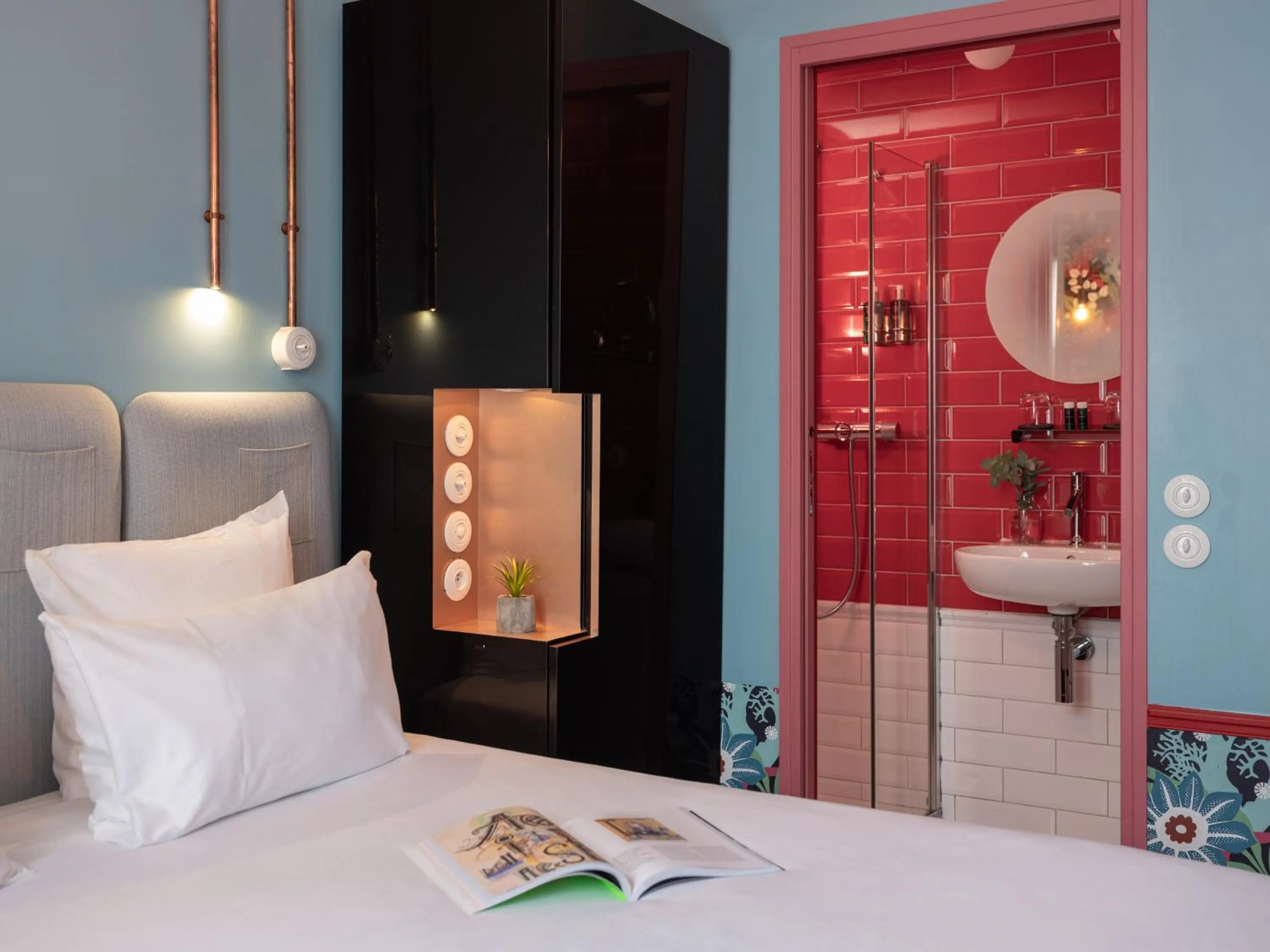 Bathroom, Bed in Hôtel Exquis