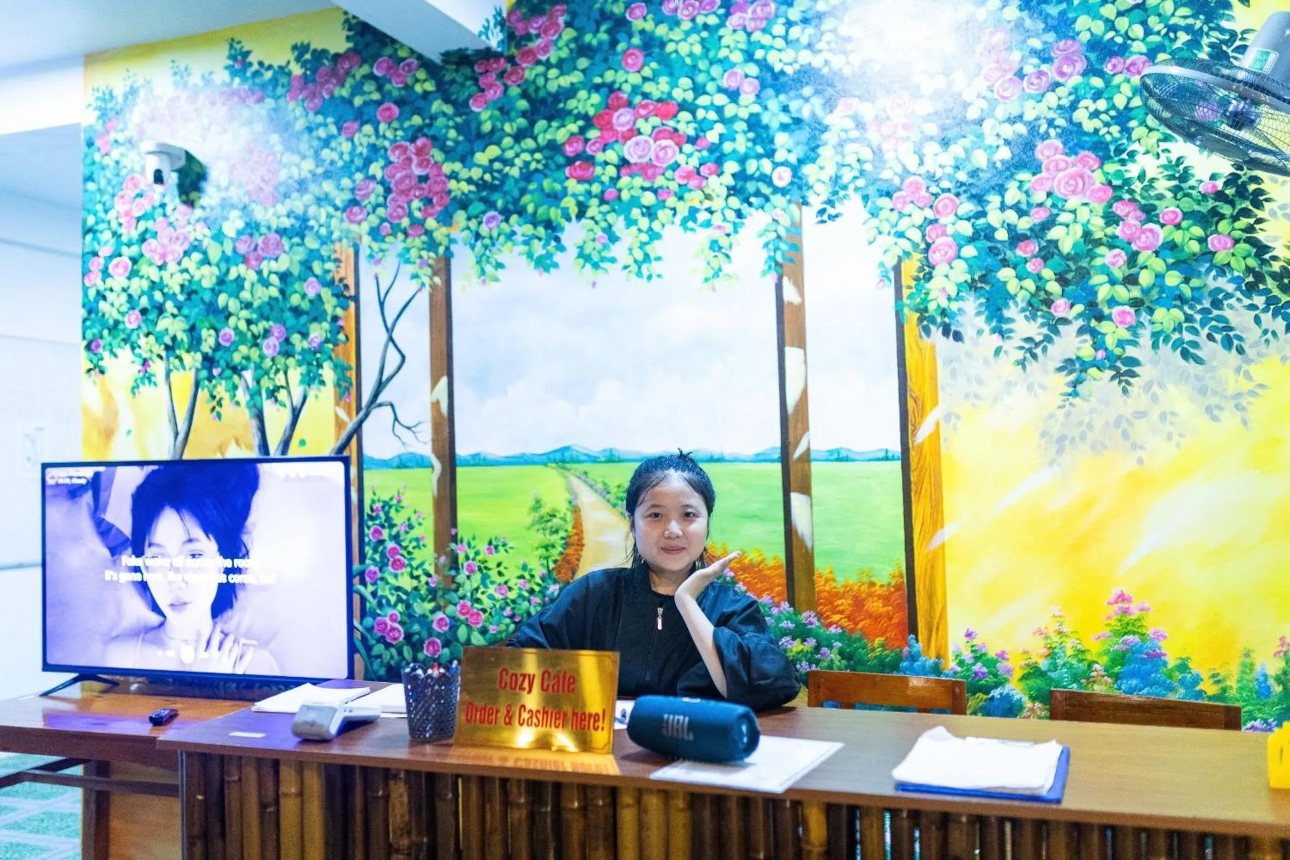 Communal lounge/ TV room in Green Riverside Cosy Home