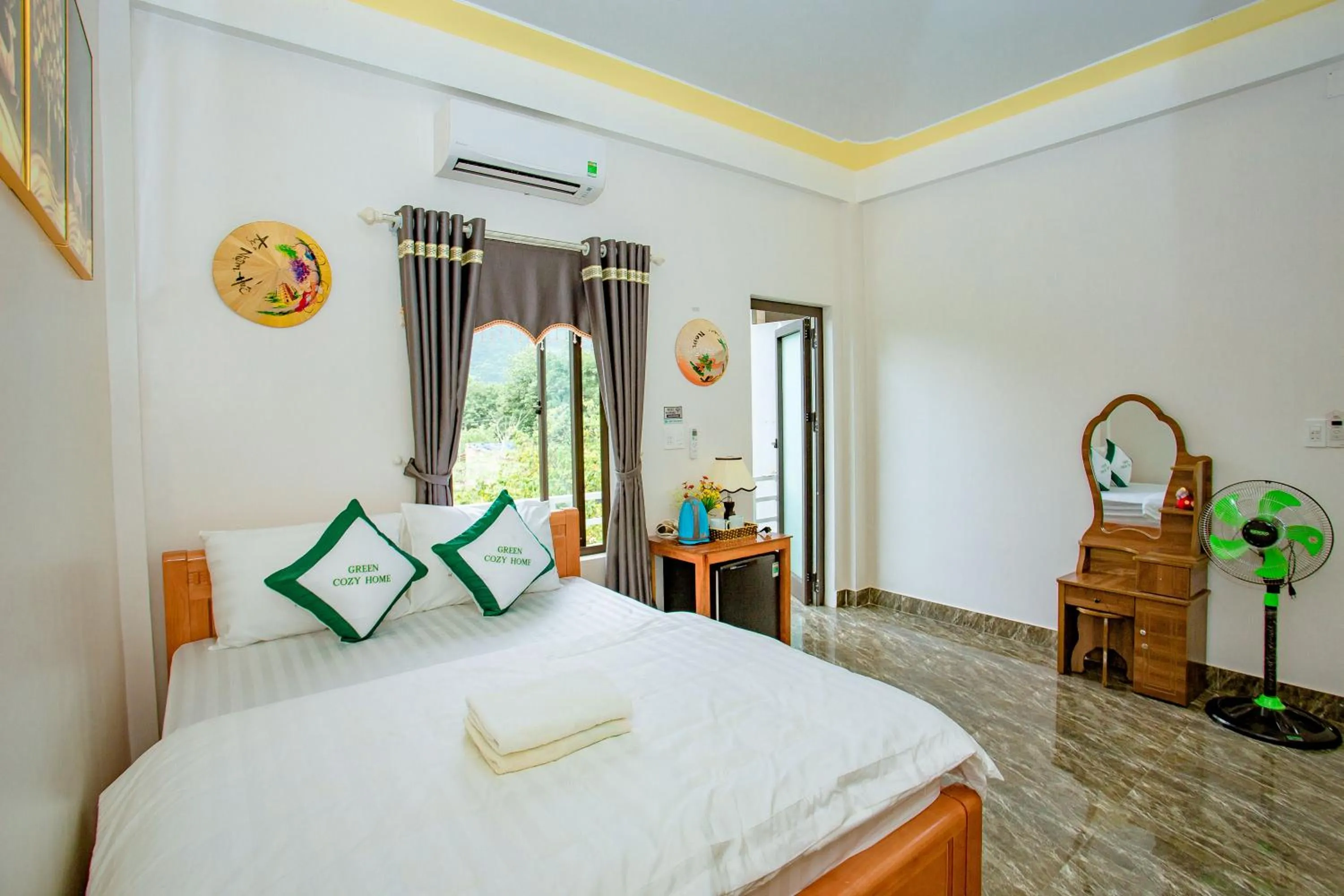 Bed in Green Riverside Cosy Home