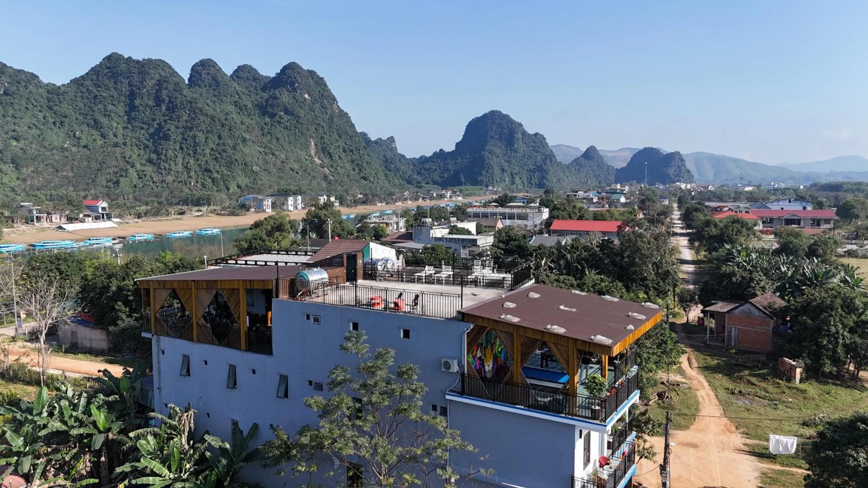 Property building in Green Riverside Cosy Home