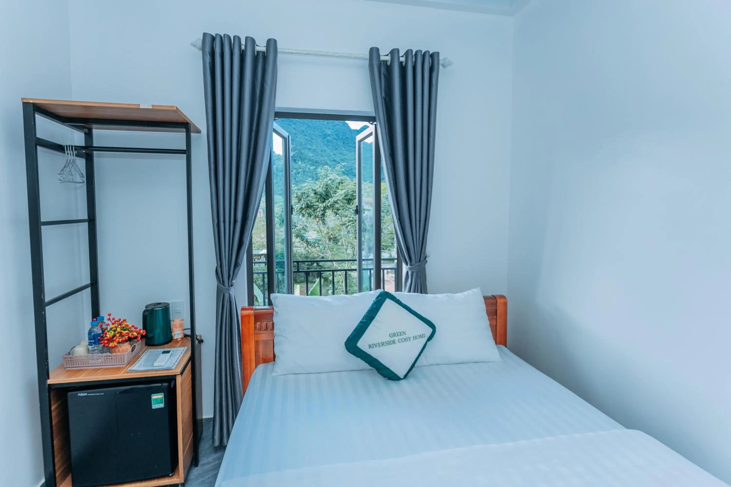 Bed in Green Riverside Cosy Home