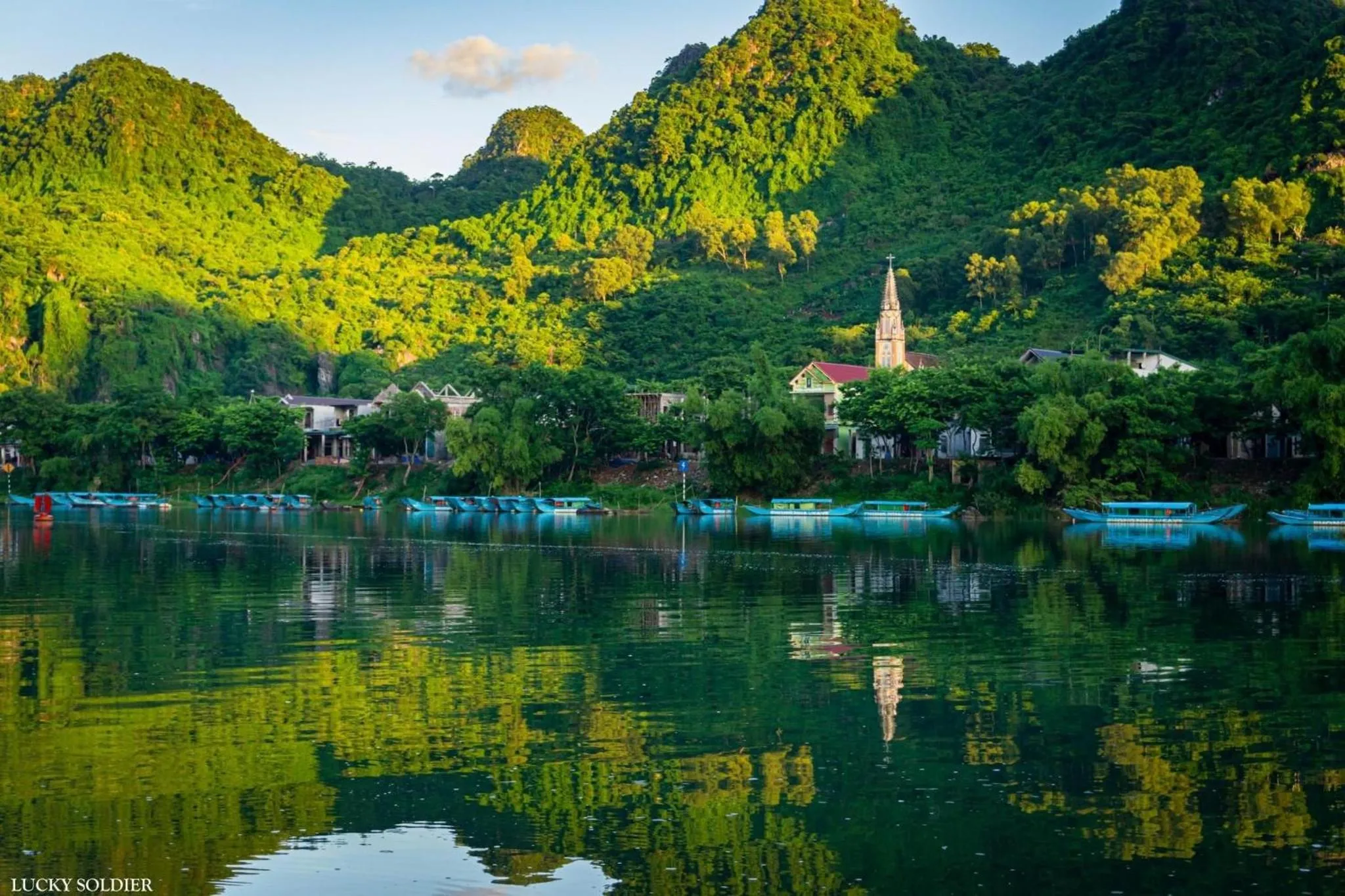 Green Riverside Cosy Home