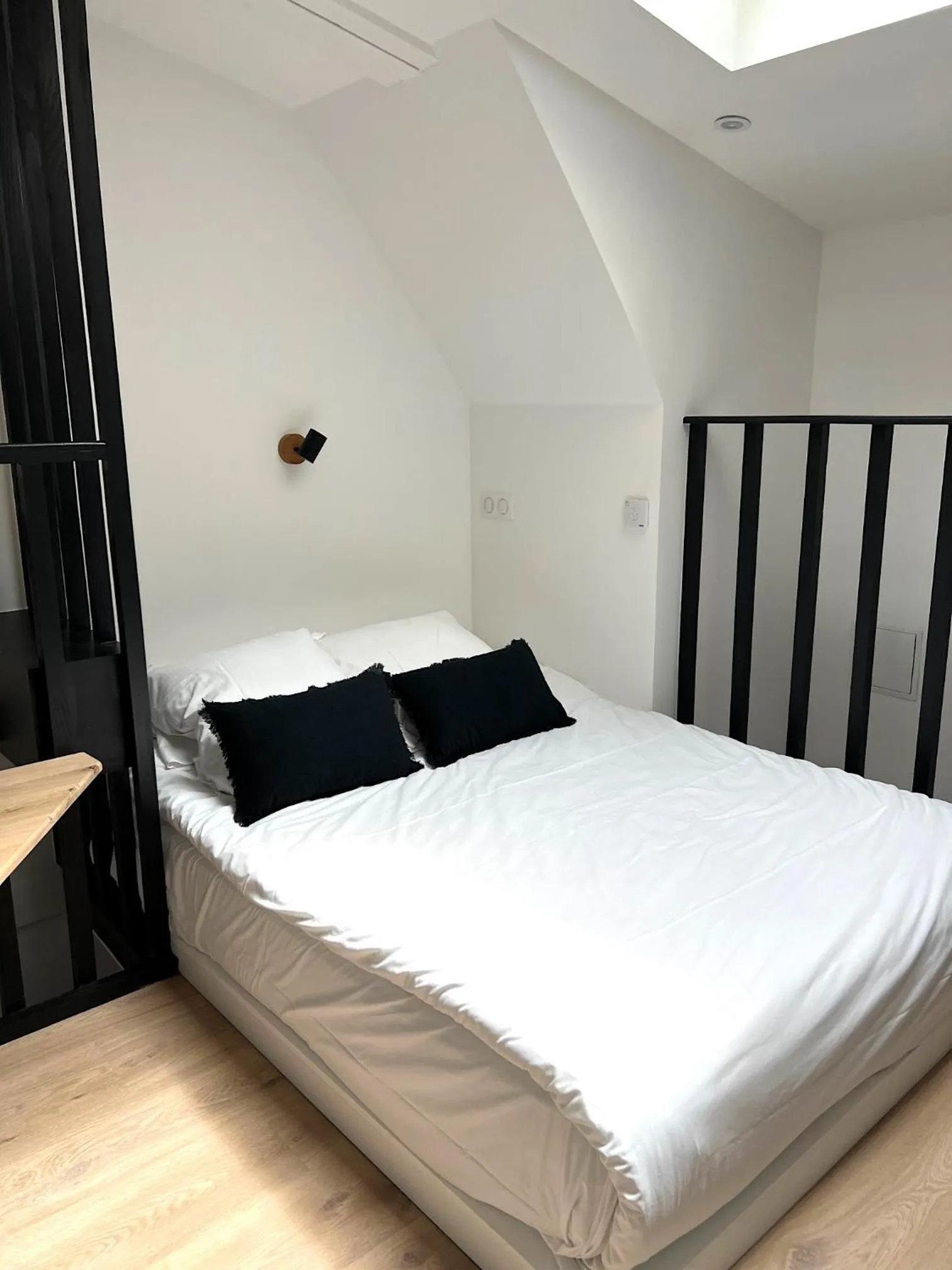 Bedroom, Bed in Beatrice et Emmanuel Meublé Eiffel