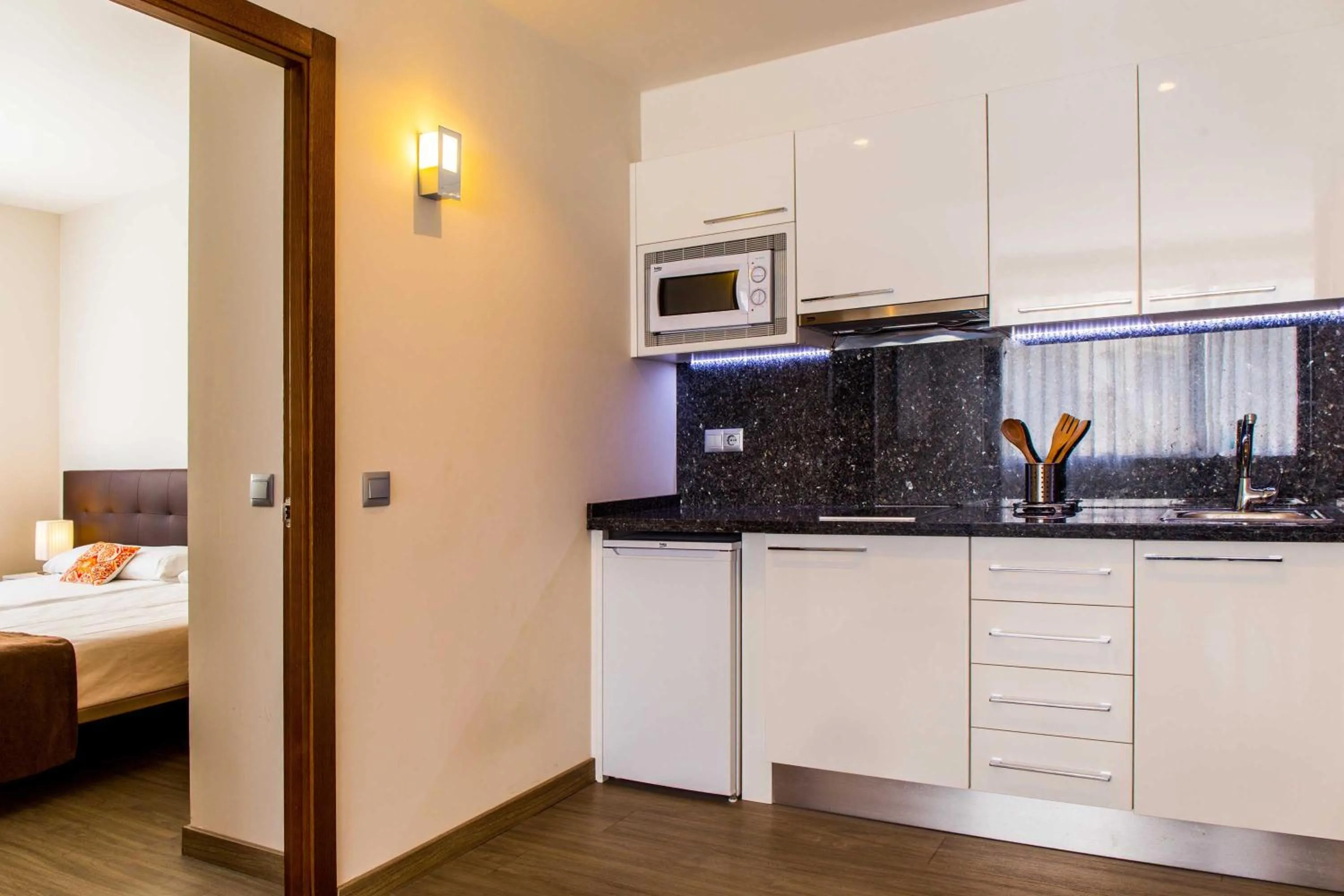 Kitchen or kitchenette, Bed in BLUESEA Dimona Suites