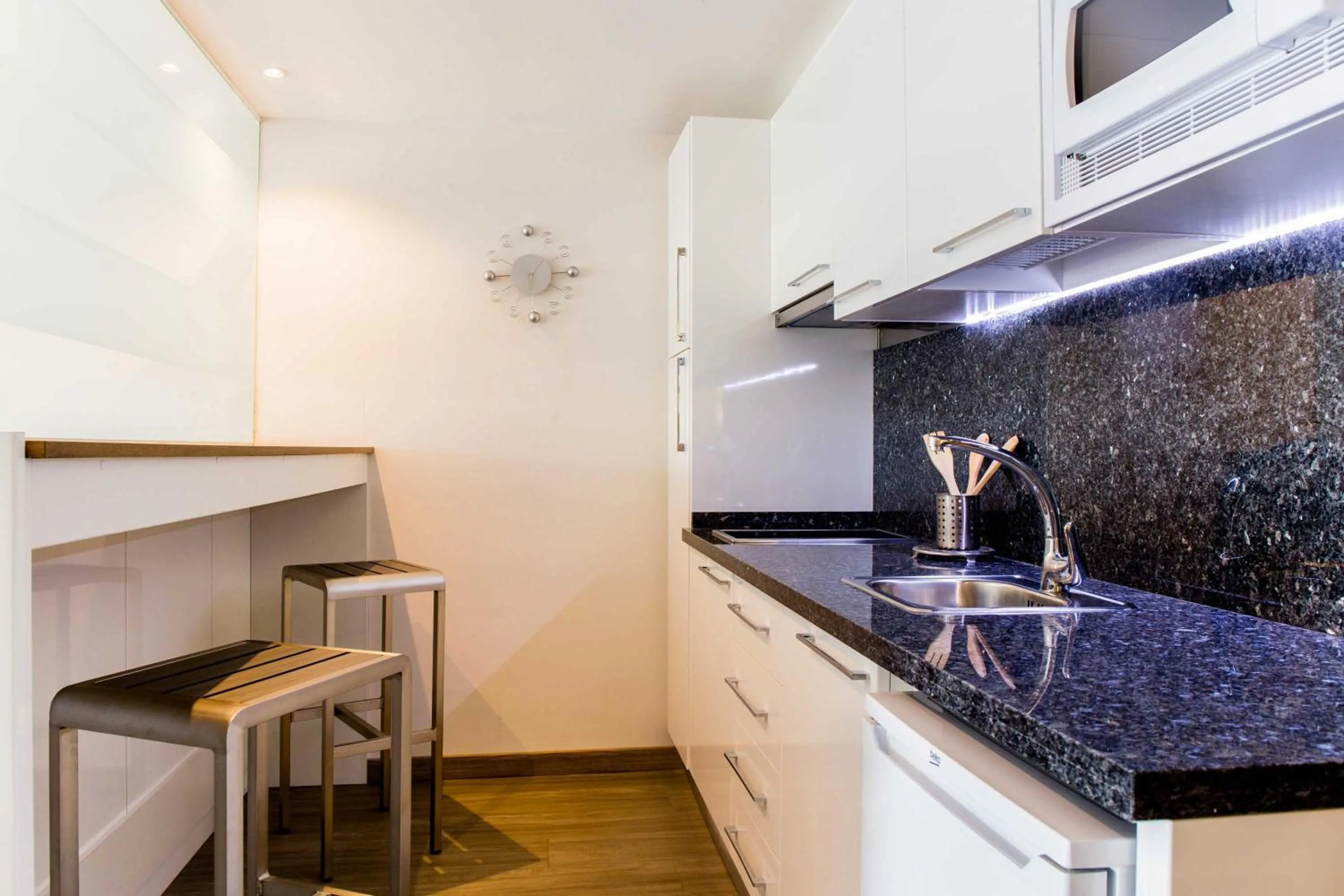 Kitchen or kitchenette in BLUESEA Dimona Suites
