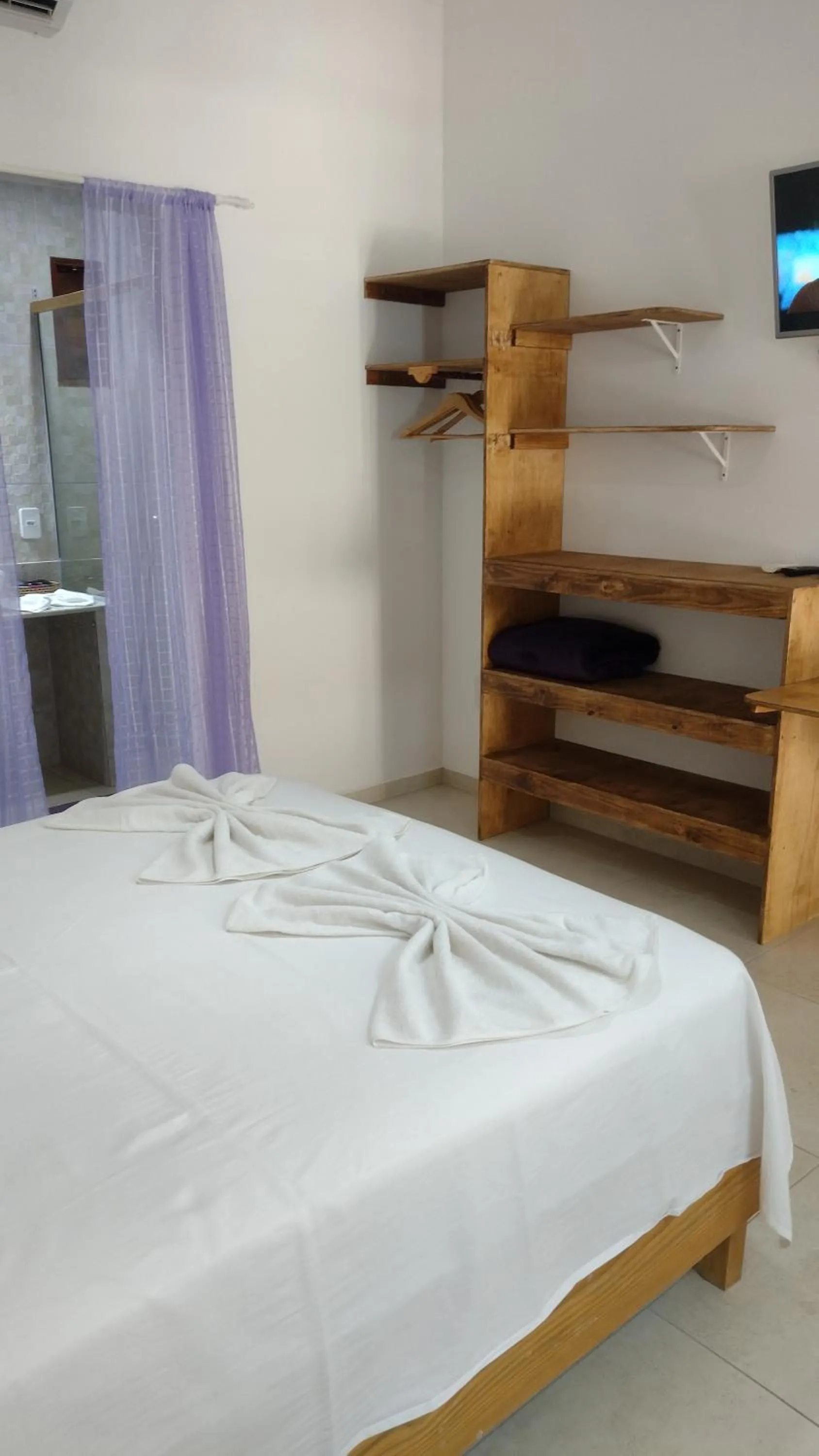 Bedroom, Bed in Hawaii Flats