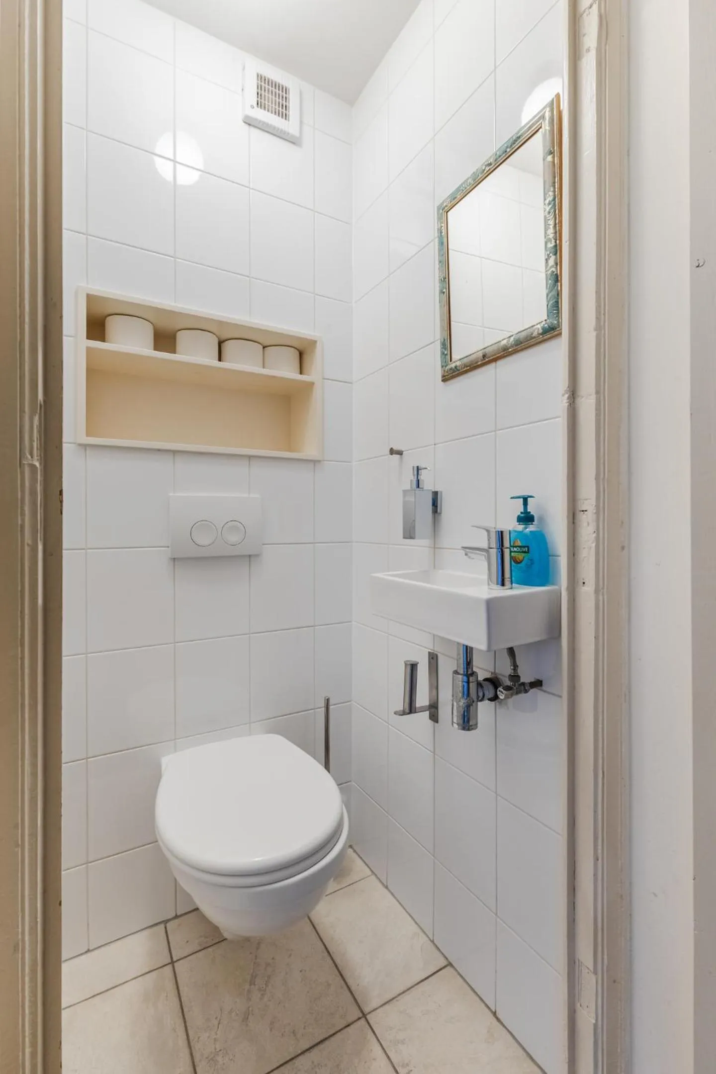 Toilet in Albert Cuyp Studio