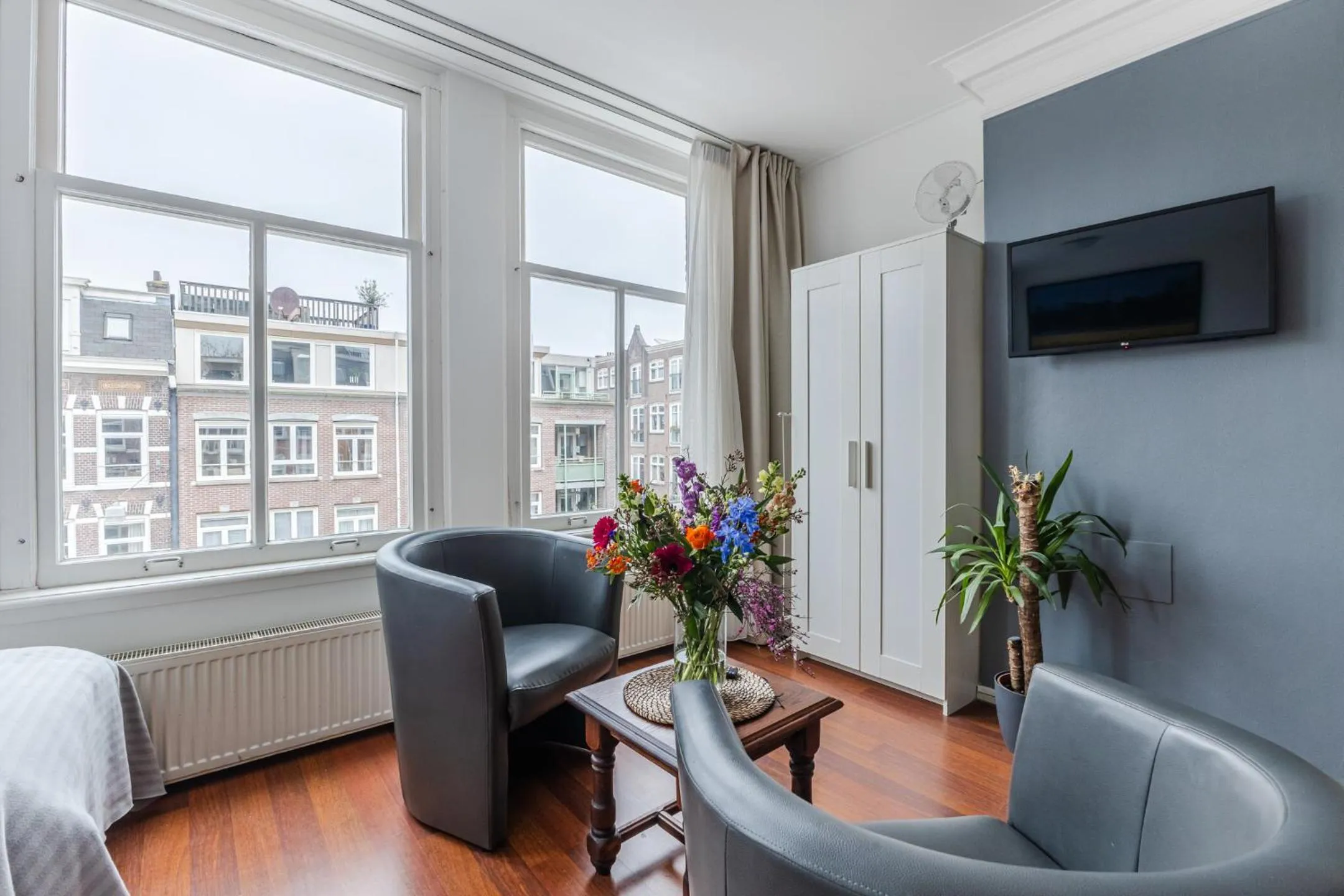 Communal lounge/ TV room in Albert Cuyp Studio