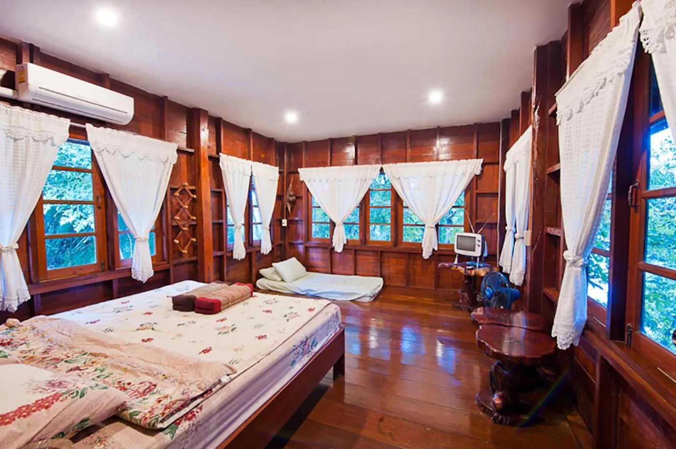Photo of the whole room, Bed in Baanmai Phaipa House