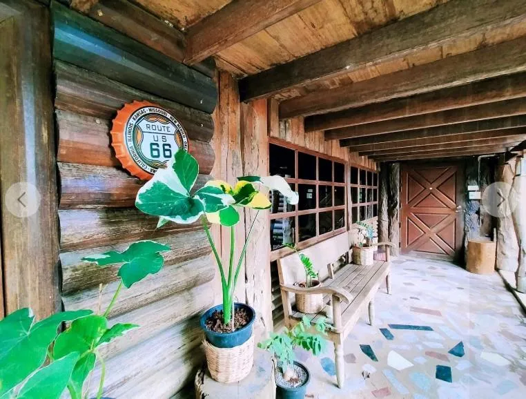 Facade/entrance in Baanmai Phaipa House