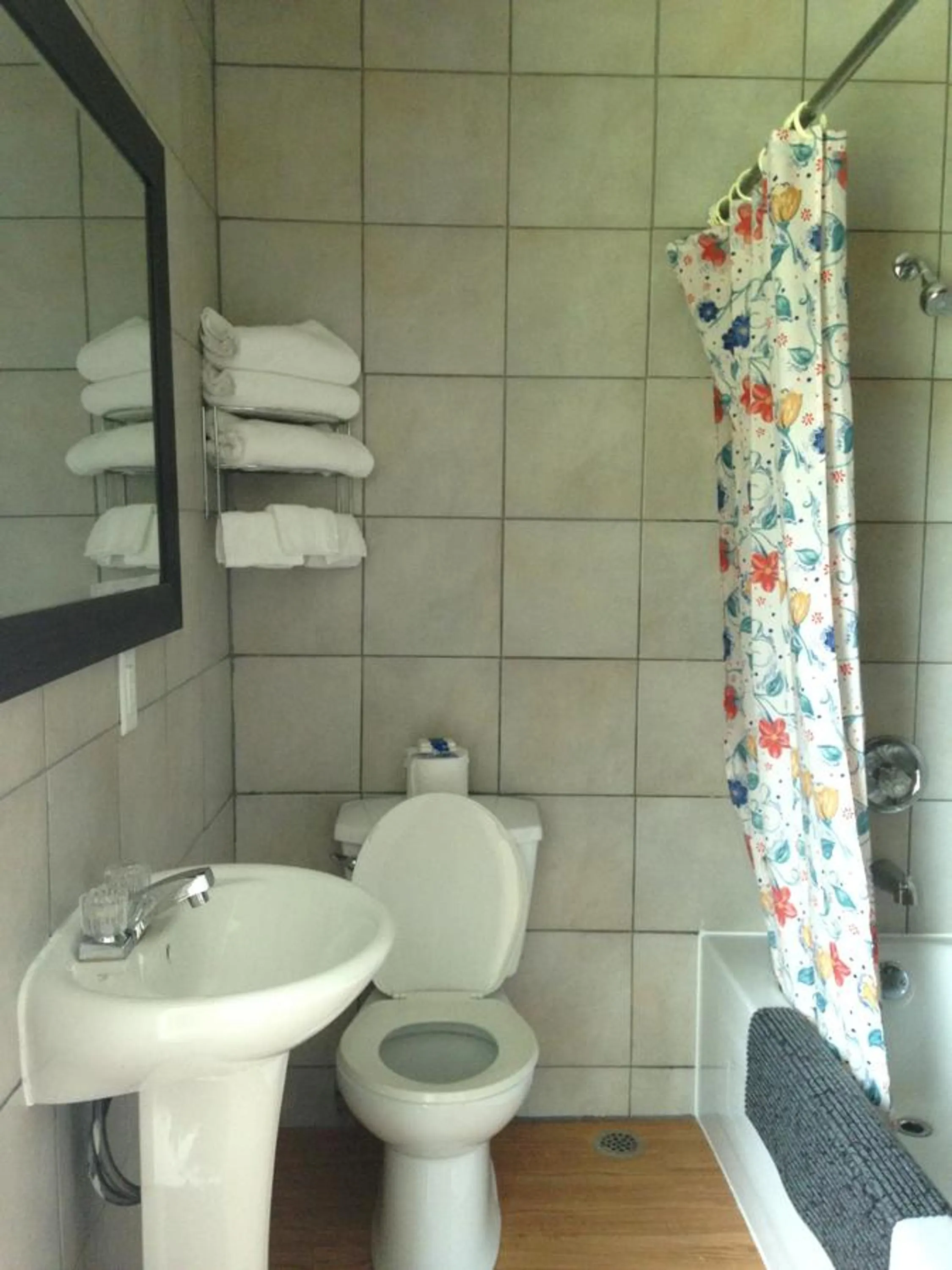 Bathroom in Motel Econonuit