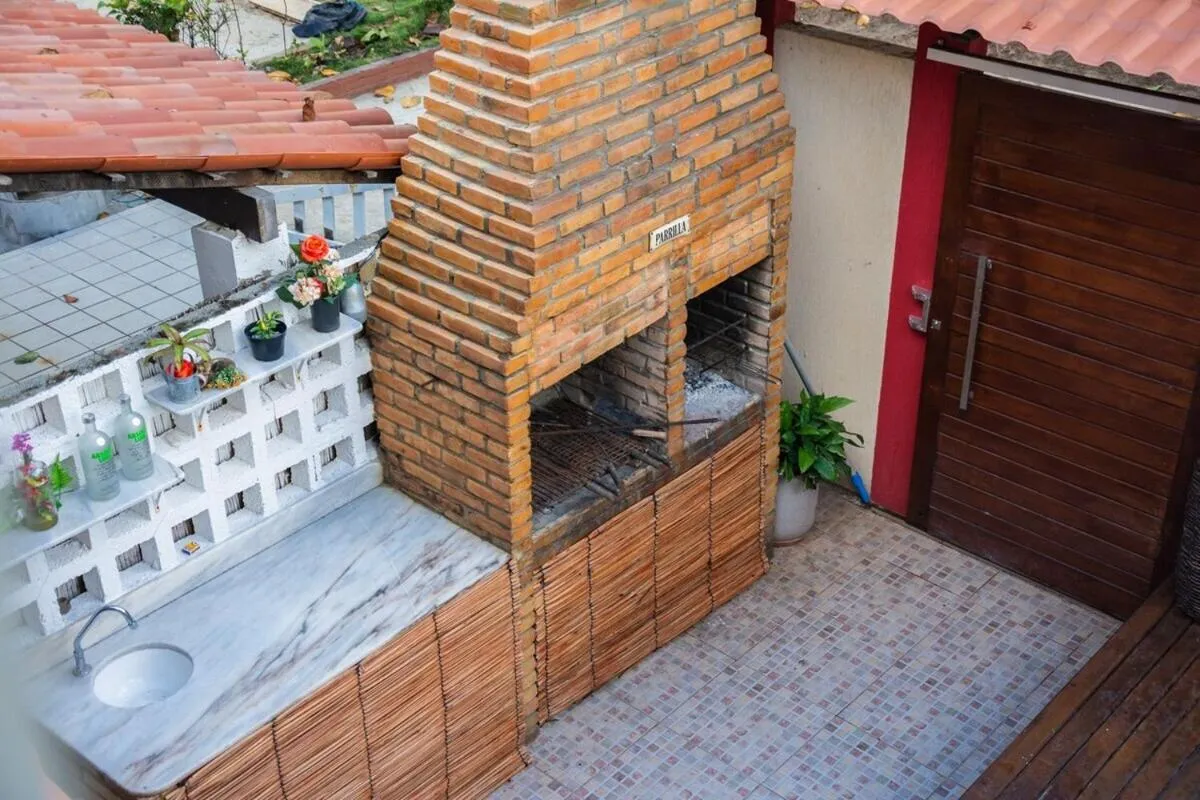 Casa com Piscina a 40 metros do Mar by La Playa