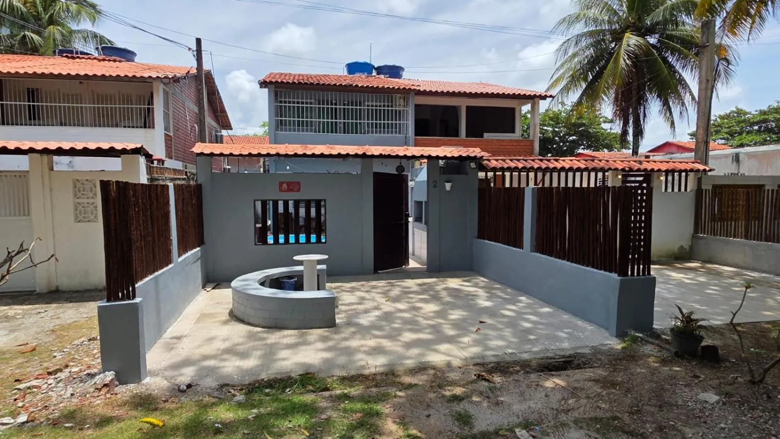 Casa com Piscina a 40 metros do Mar by La Playa