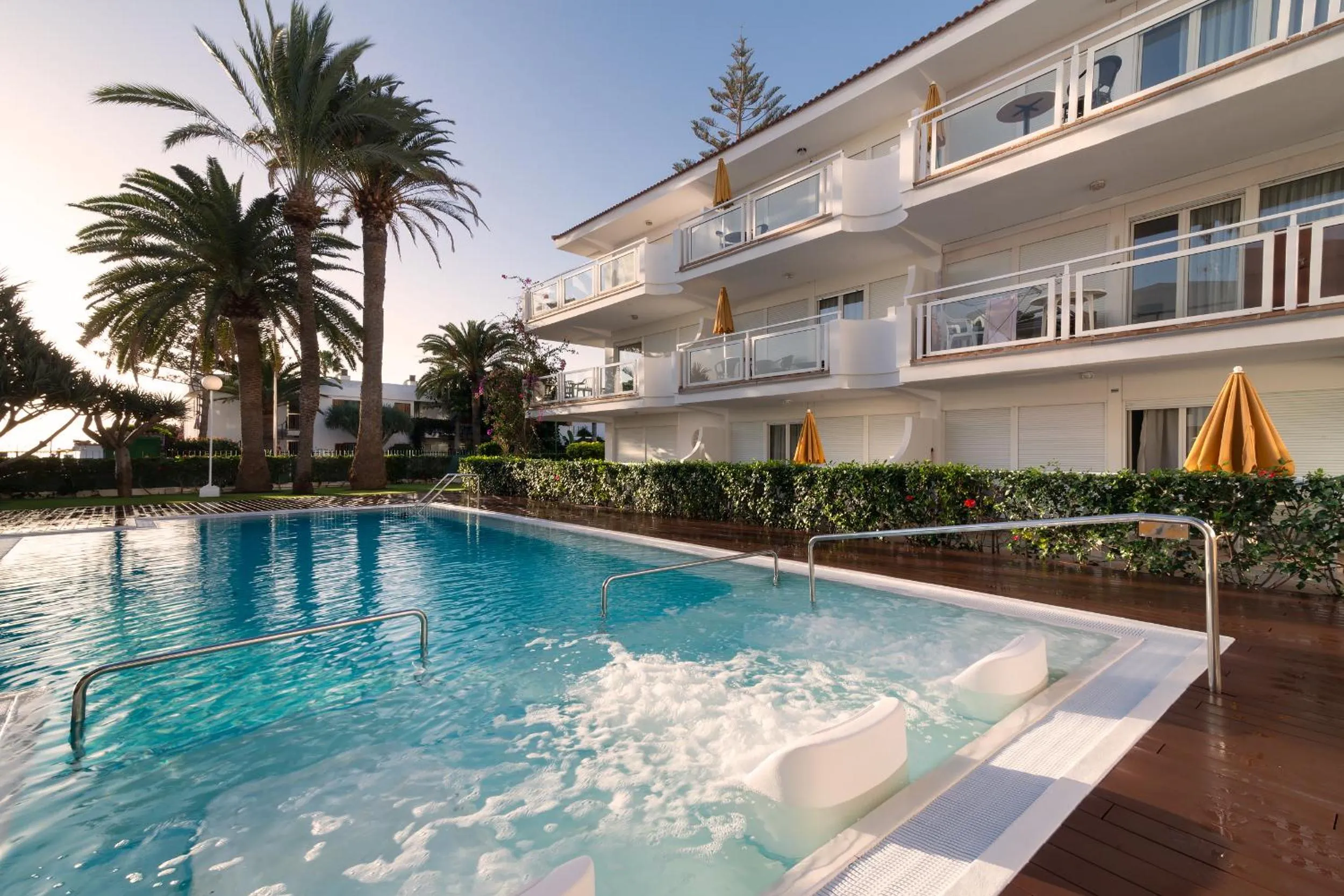 Swimming pool in Apartamentos Montemayor