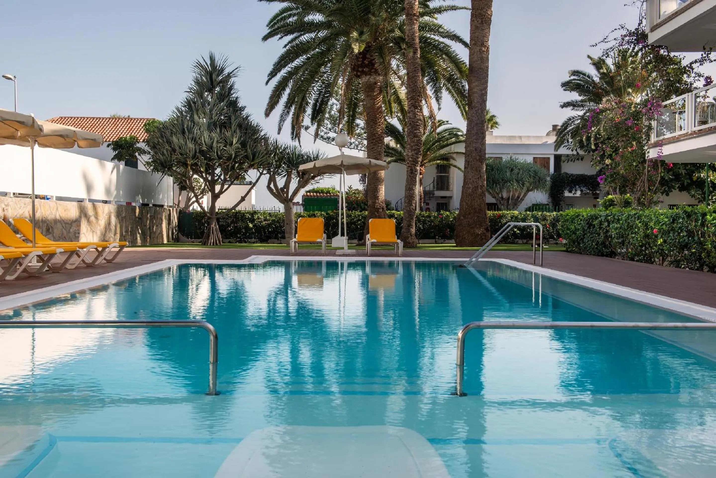 Swimming pool in Apartamentos Montemayor