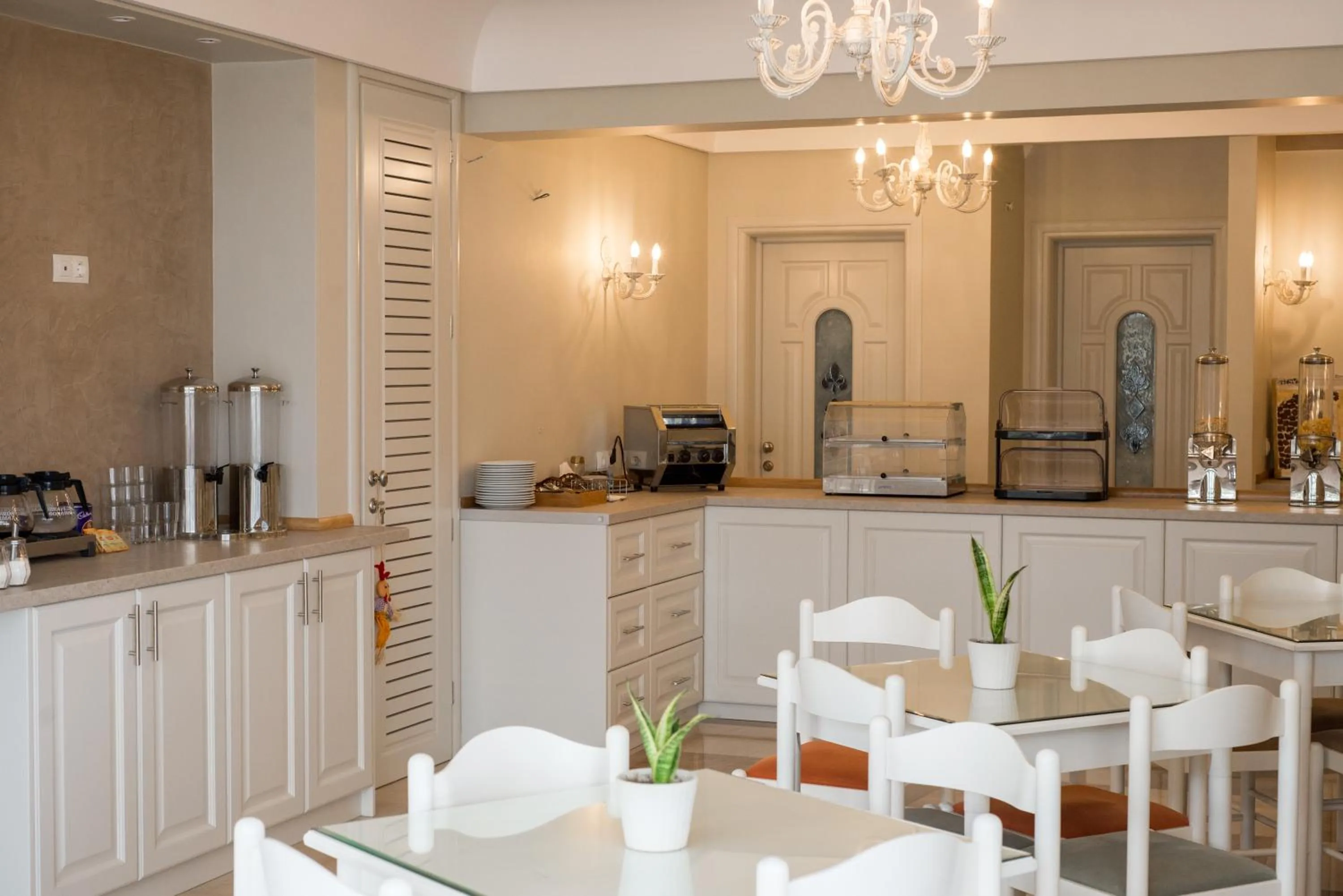 Communal kitchen in Castro Hotel