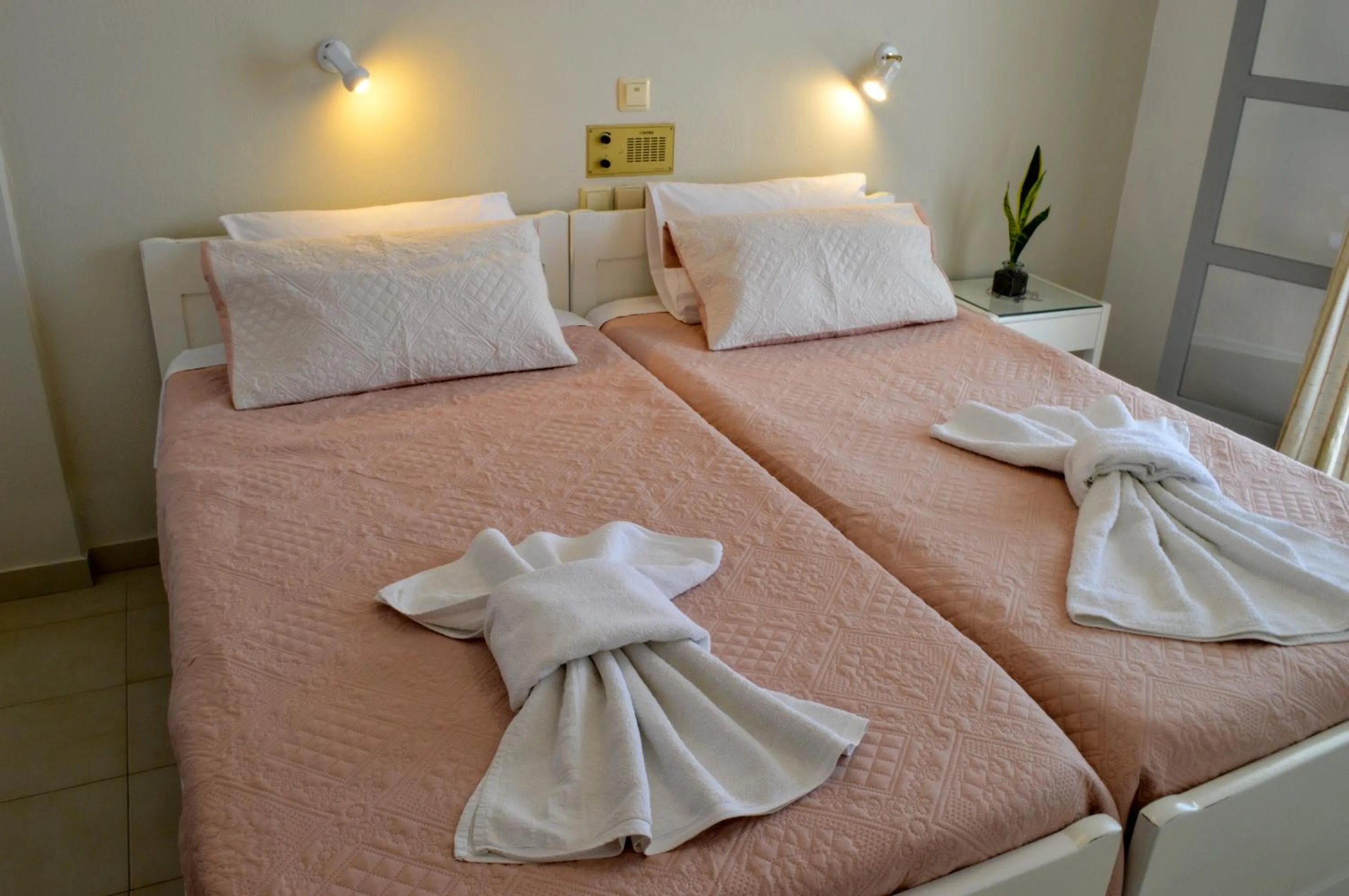 Photo of the whole room in Castro Hotel