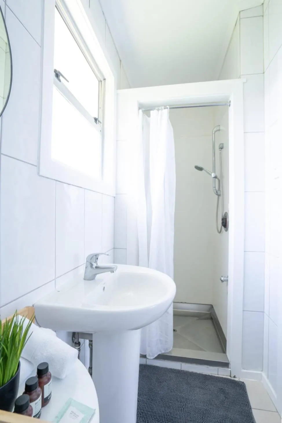 Frimley Lodge Motel - with Airport Shuttle service- Best Location in Town