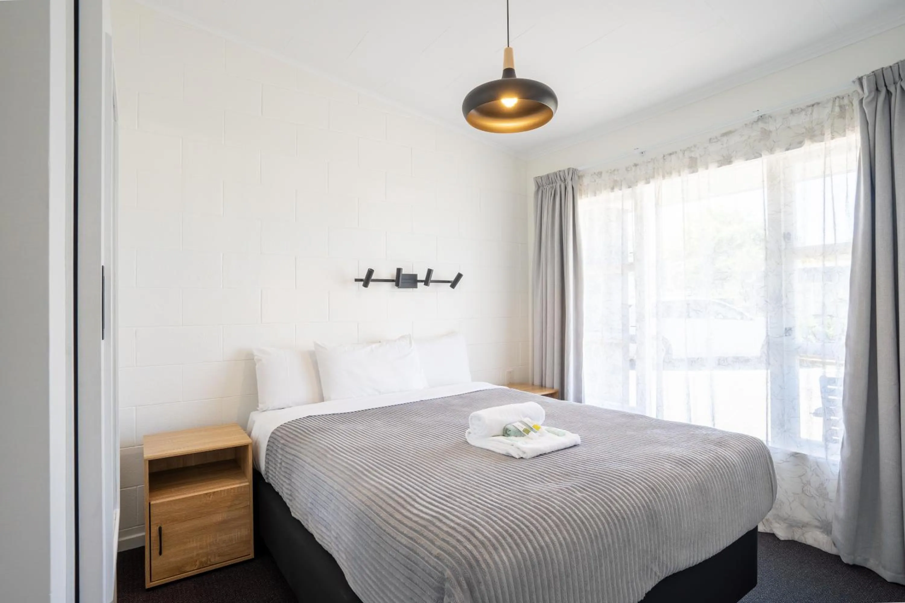 Bed in Frimley Lodge Motel