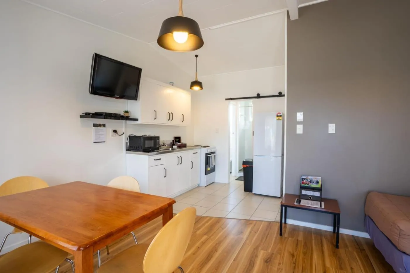 Frimley Lodge Motel - with Airport Shuttle service- Best Location in Town