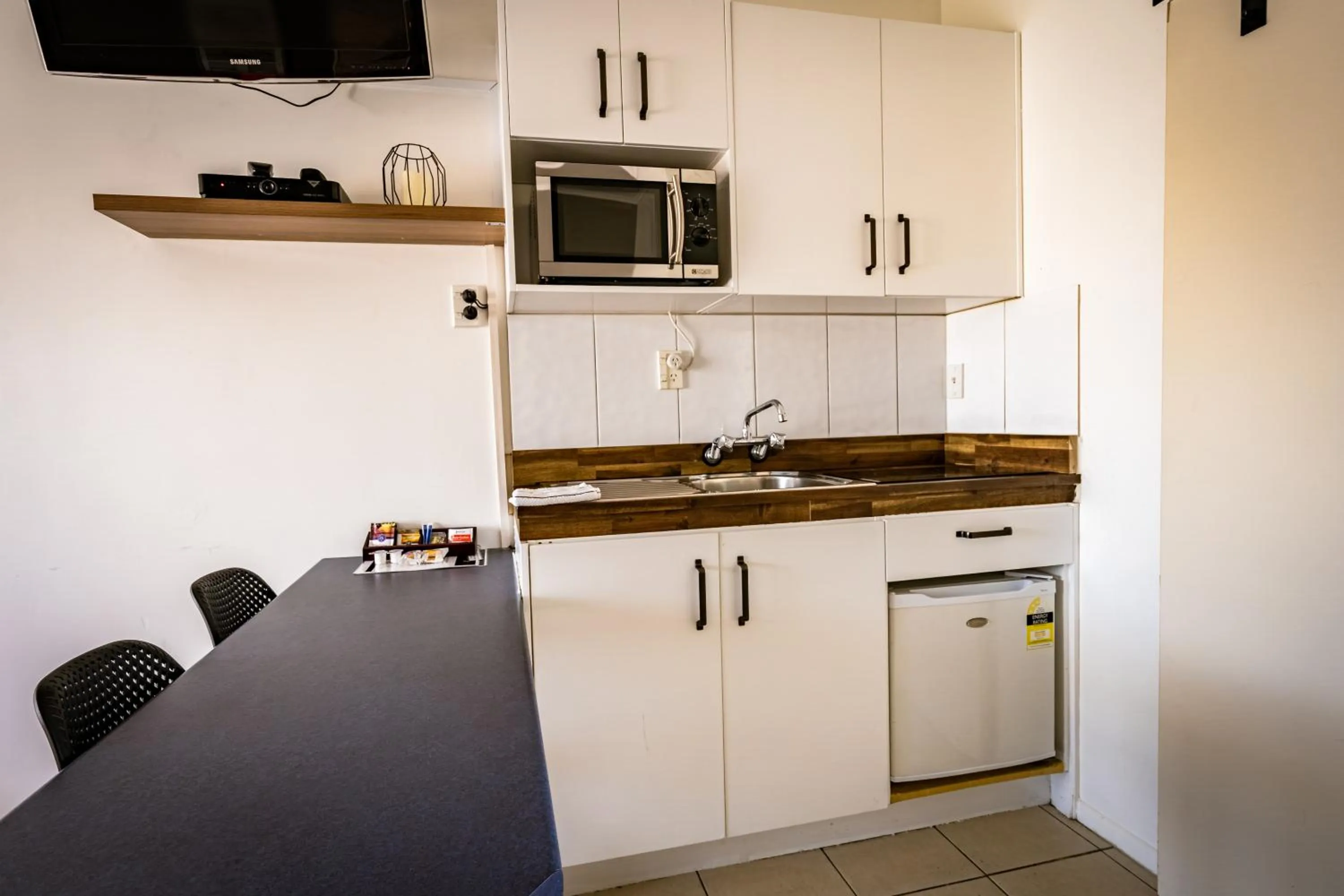 Frimley Lodge Motel - with Airport Shuttle service- Best Location in Town