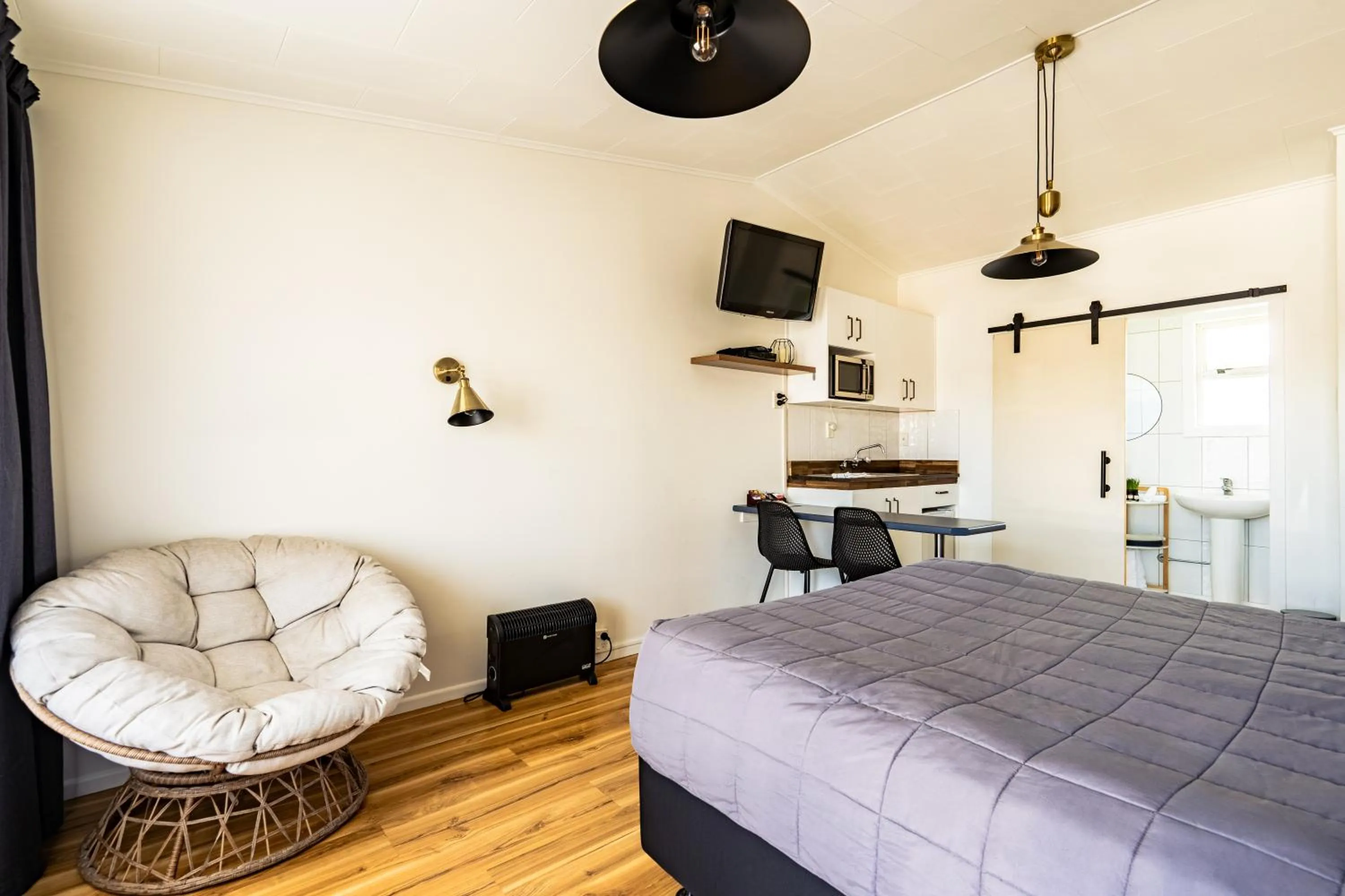 Bed in Frimley Lodge Motel