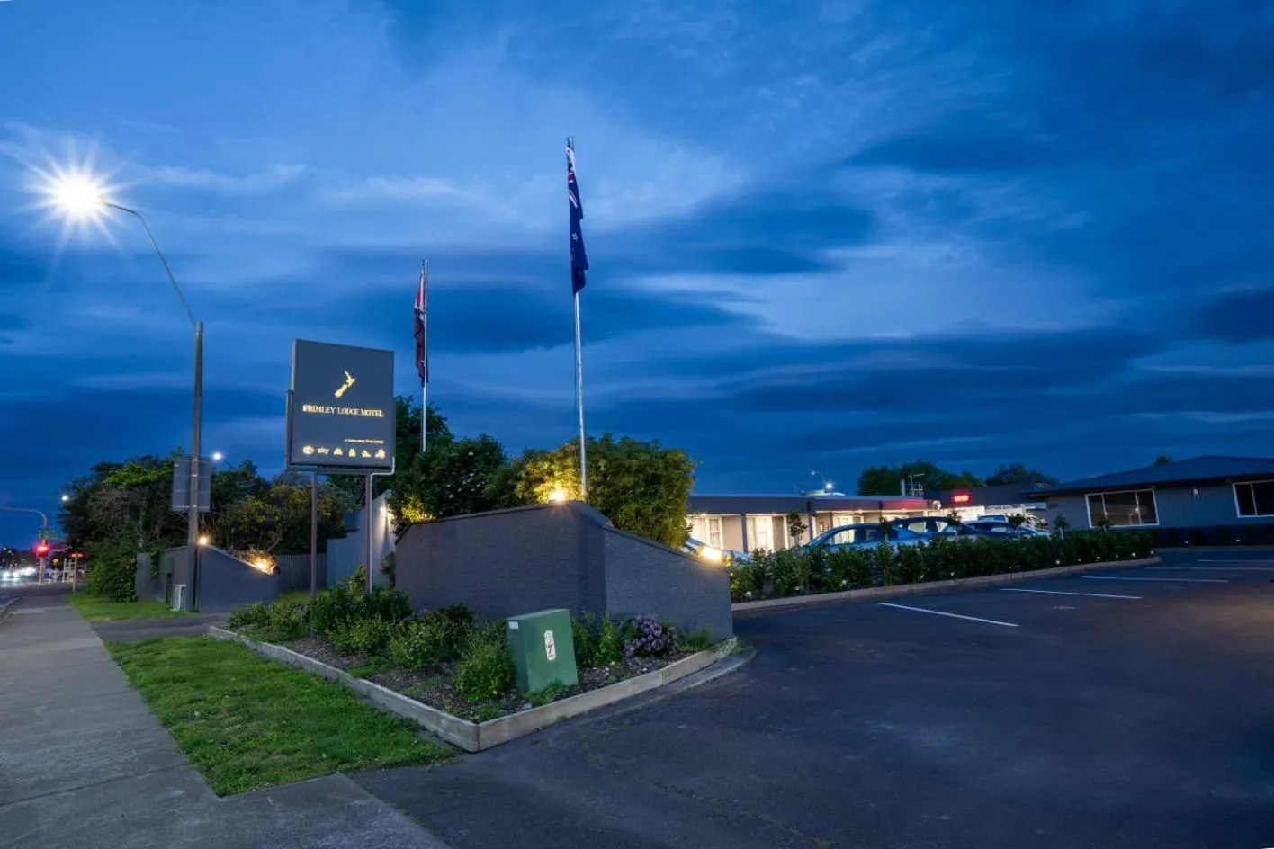 Frimley Lodge Motel - with Airport Shuttle service- Best Location in Town