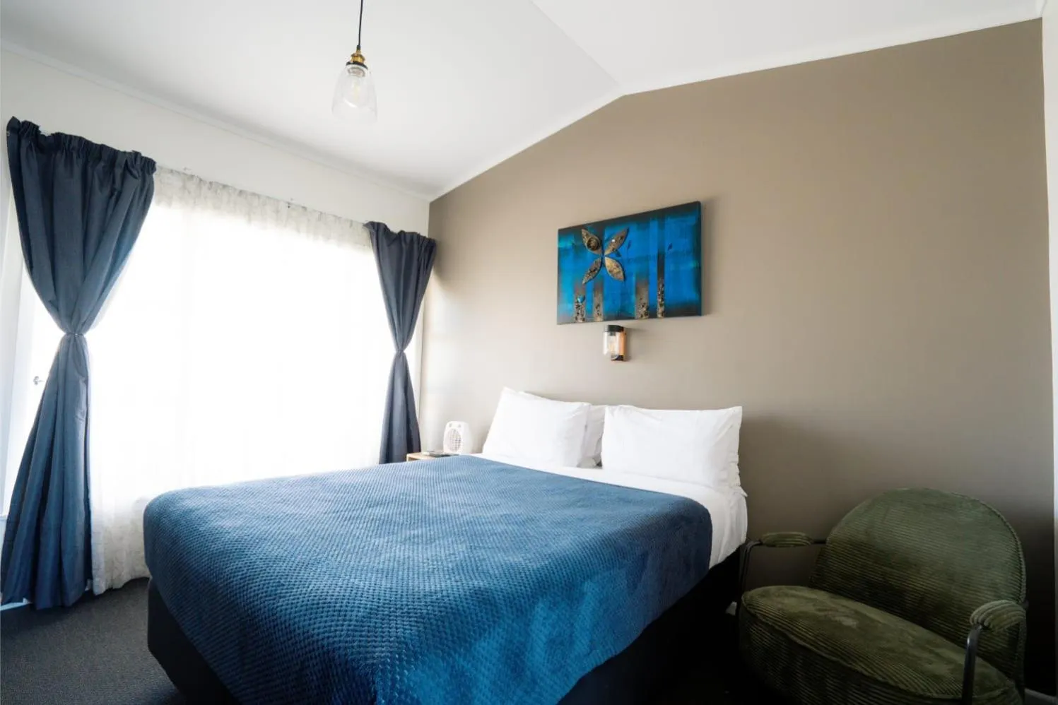 Bed in Frimley Lodge Motel - with Airport Shuttle service- Best Location in Town