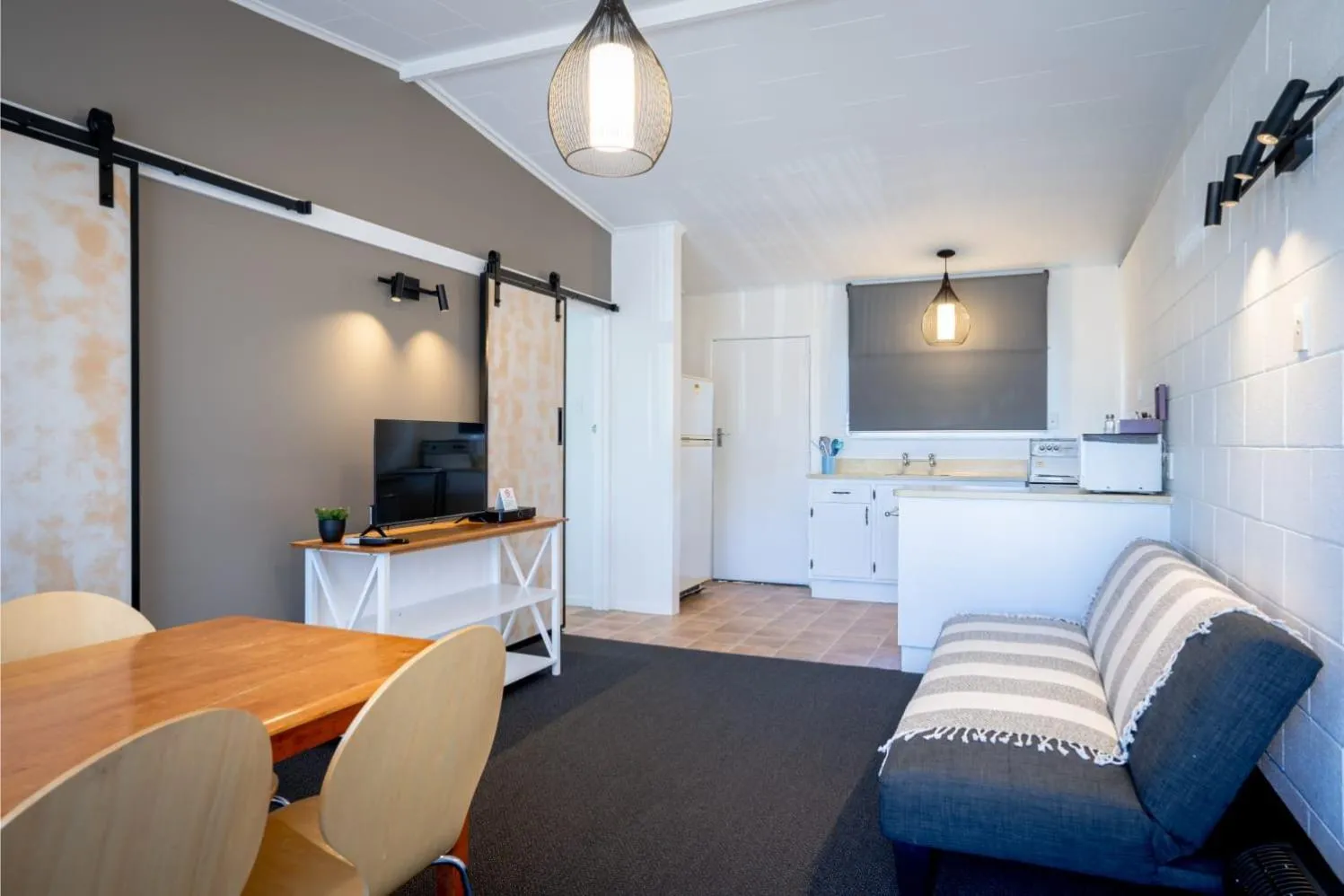 Frimley Lodge Motel - with Airport Shuttle service- Best Location in Town