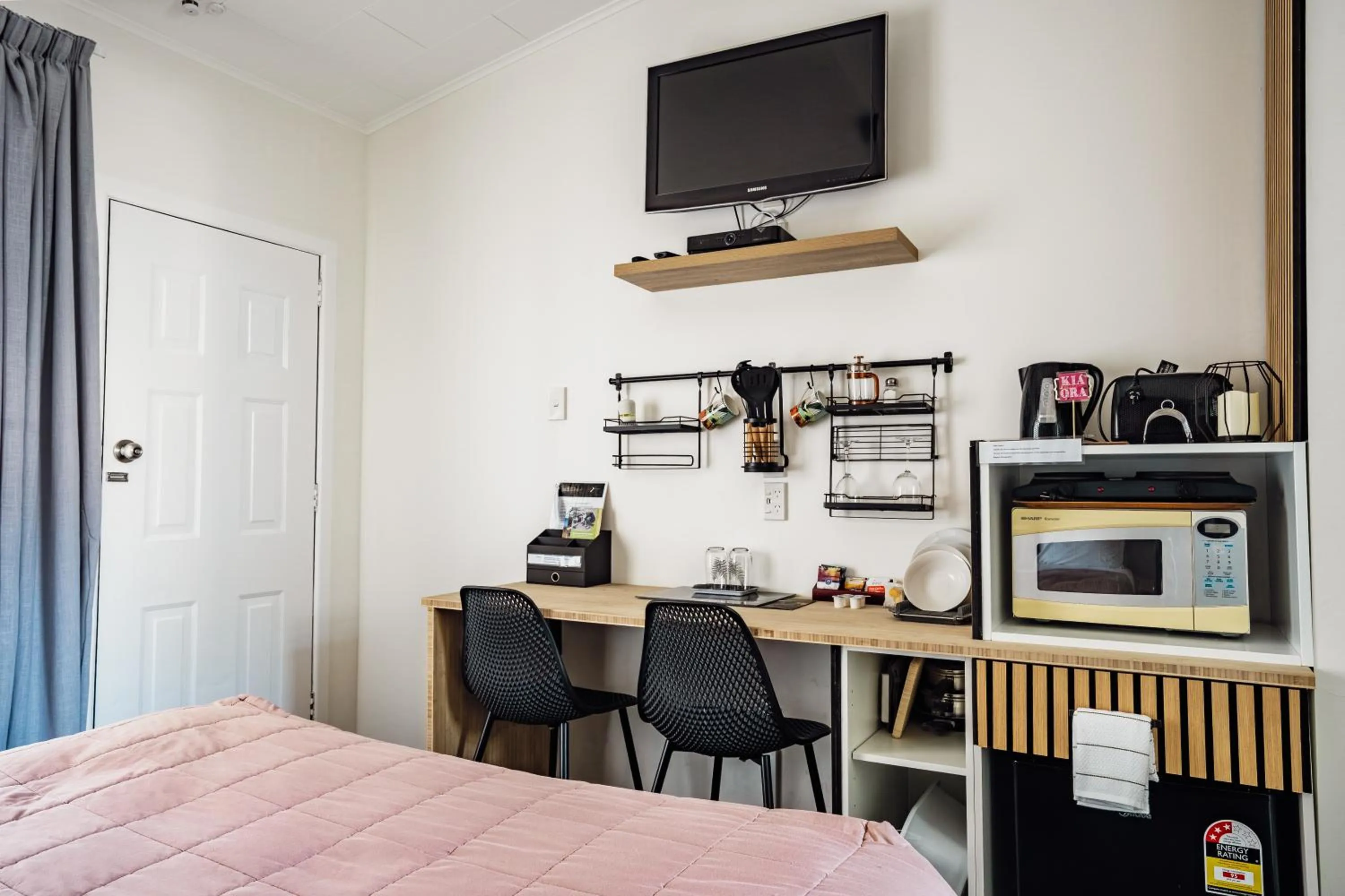 Bed in Frimley Lodge Motel - with Airport Shuttle service- Best Location in Town